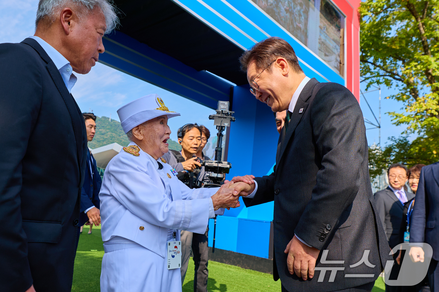(서울=뉴스1) 허경 기자 = 이재명 대통령이 1일 충남 계룡대에서 열린 건군 77주년 국군의 날 기념식에서 6·25전쟁에 참전했던 간호장교 출신 이종선 씨와 악수하고 있다. (대 …