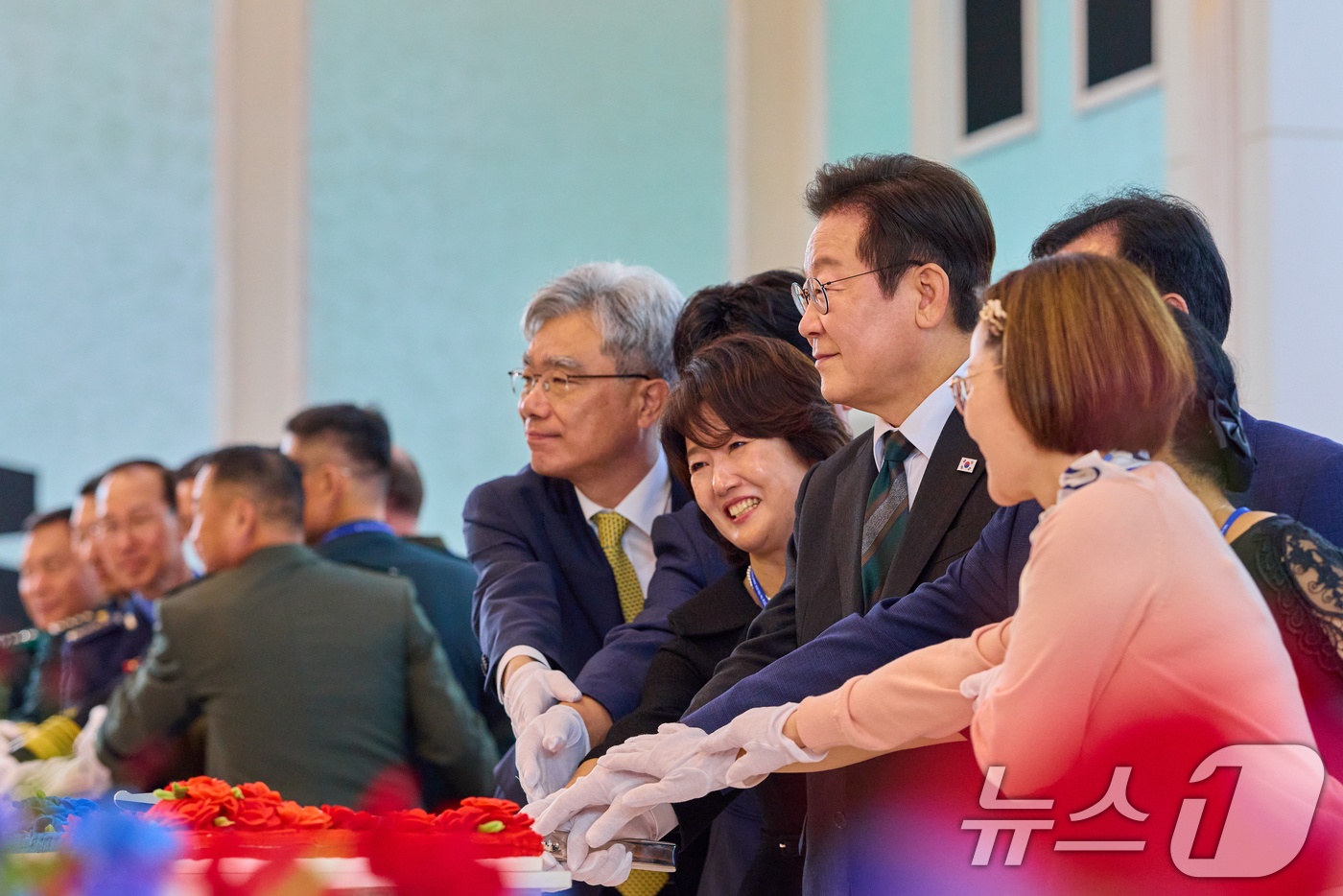 (서울=뉴스1) 허경 기자 = 이재명 대통령이 1일 충남 계룡대에서 열린 건군 77주년 국군의 날 기념 오찬에서 참석자들과 축하 떡을 자르고 있다. (대통령실 제공. 재판매 및 D …