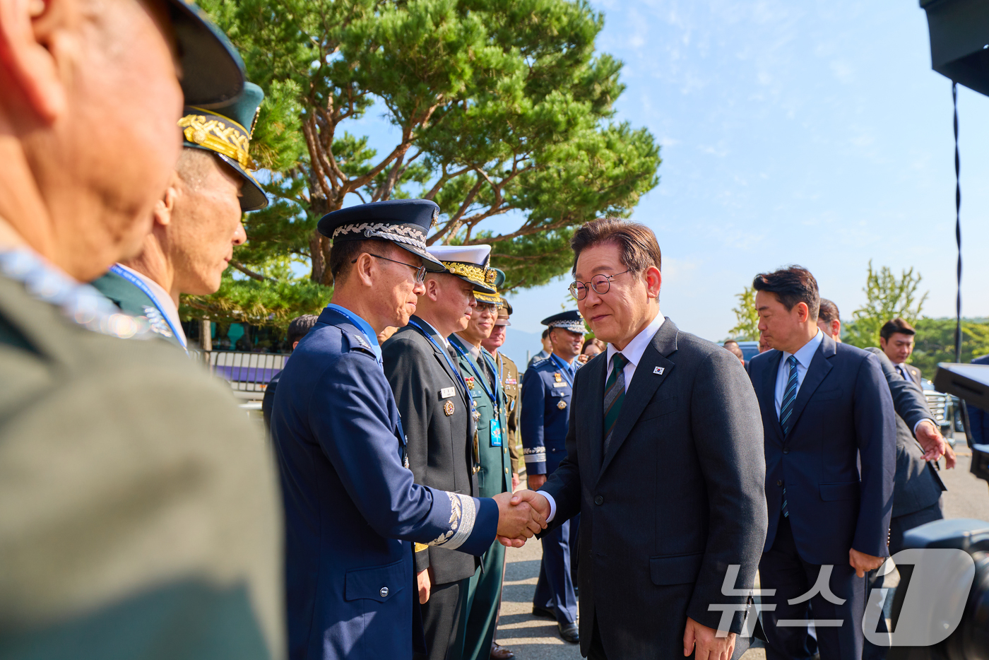(서울=뉴스1) 허경 기자 = 이재명 대통령이 1일 충남 계룡대에서 열린 건군 77주년 국군의 날 기념식에서 참석자들과 악수하고 있다. (대통령실 제공. 재판매 및 DB 금지) 2 …