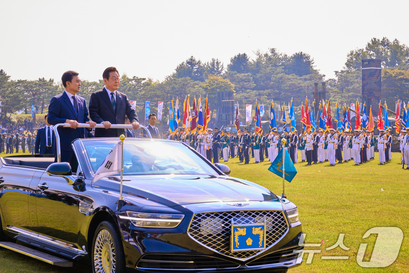 (서울=뉴스1) 허경 기자 = 이재명 대통령이 1일 충남 계룡대에서 열린 건군 77주년 국군의 날 기념식에서 열병 차량에 탑승해 사열하고 있다. (대통령실 제공. 재판매 및 DB …