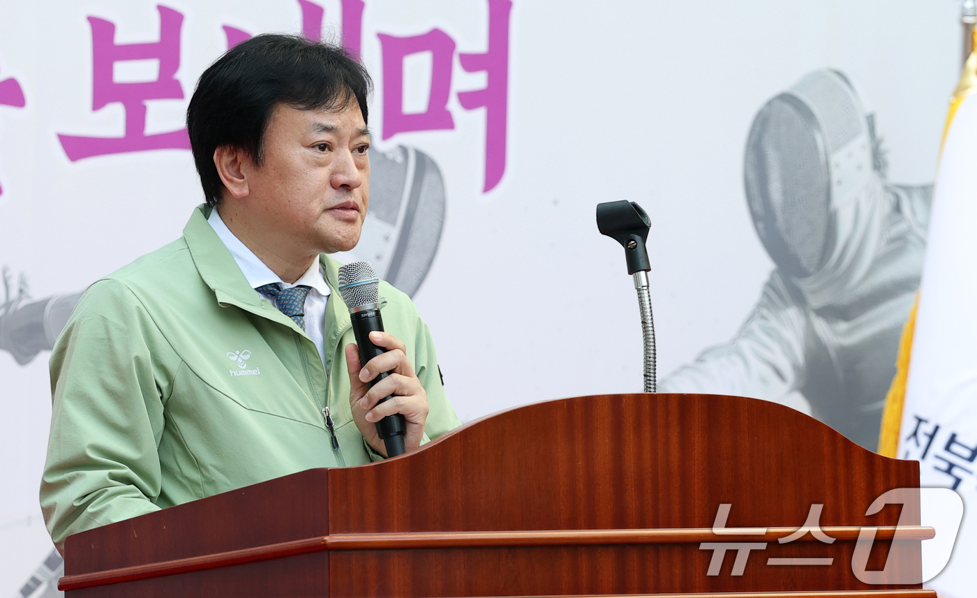 (전주=뉴스1) 유경석 기자 = 정강선 전북특별자치도 체육회장이 1일 전북 전주시 전북특별자치도체육회관 야외광장에서 제106회 전국체육대회 전북특별자치도선수단 결단식에서 개식사를 …