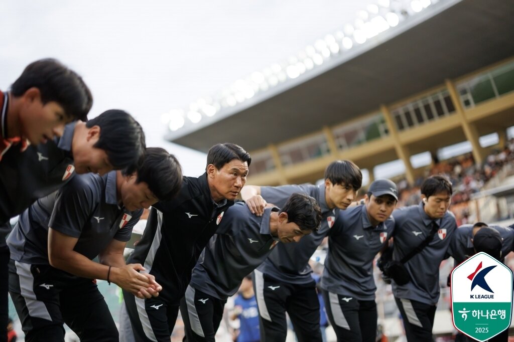 본문 이미지 - 3위와 8위의 격차가 4점에 불과하다. 부산 아이파크를 비롯해, 중상위권 팀들이 피말리는 싸움을 펼치고 있다. (한국프로축구연맹 제공)
