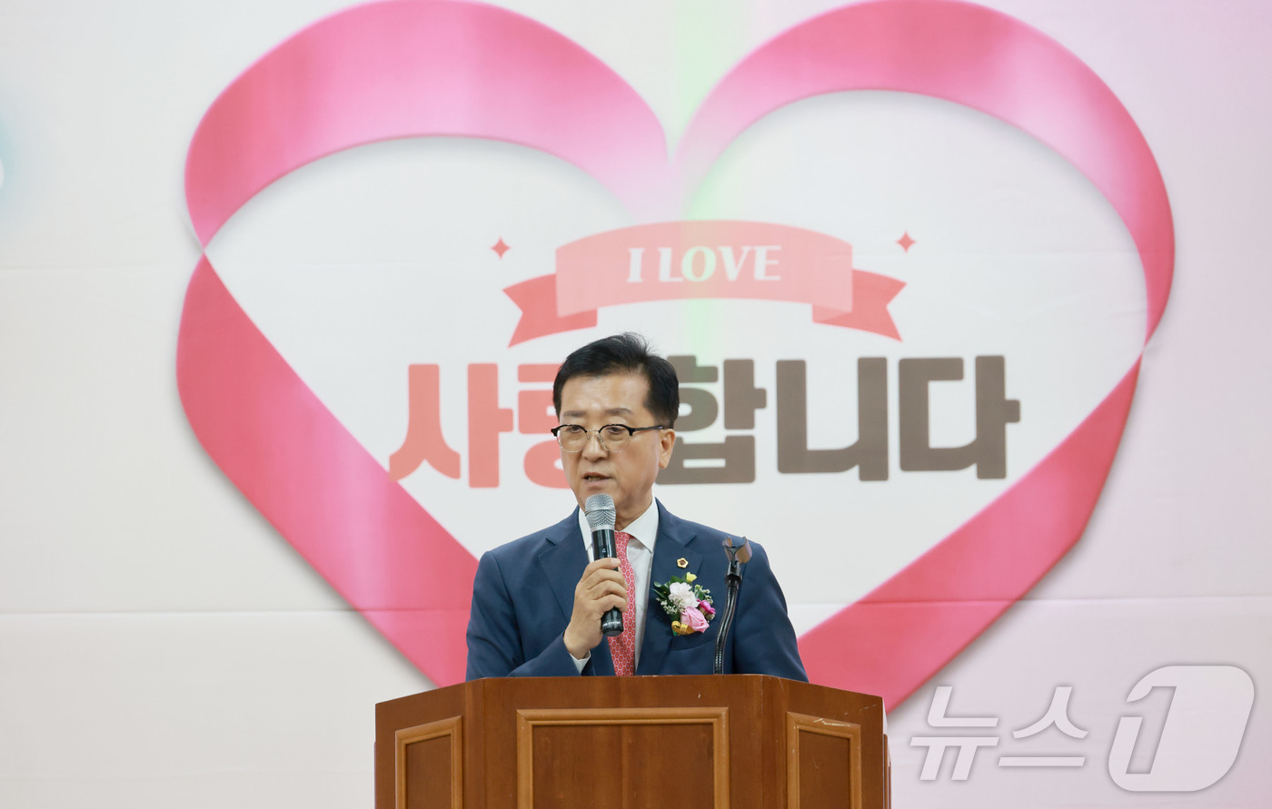 (대전=뉴스1) 김기태 기자 = 조원휘 대전시의회 의장은 1일 대전시노인복지관에서 개최된 제29회 노인의날 기념행사에 참석해 어르신들께 깊은 존경과 감사의 마음을 전했다.대한노인회 …