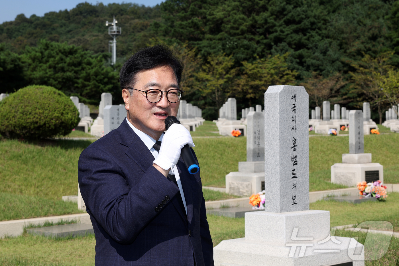 (서울=뉴스1) = 우원식 국회의장이 1일 대전시 국립대전현충원에서 홍범도 장군 묘역에 참배한 뒤 인사말하고 있다. (국회의장실 제공, 재판매 및 DB금지) 2025.10.1/뉴스 …