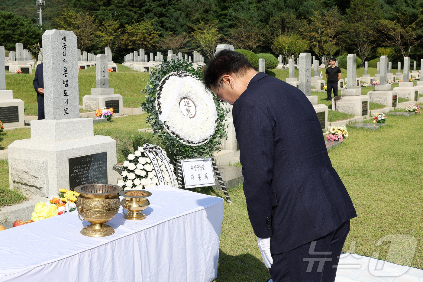 (서울=뉴스1) = 우원식 국회의장이 1일 대전시 국립대전현충원에서 홍범도 장군 묘역에 참배하고 있다. (국회의장실 제공, 재판매 및 DB금지) 2025.10.1/뉴스1