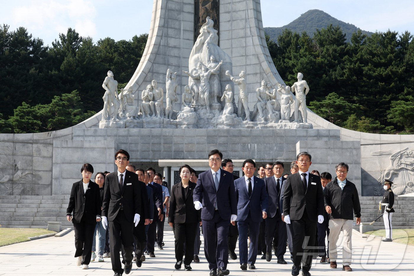 (서울=뉴스1) = 우원식 국회의장이 1일 대전시 국립대전현충원을 찾아 현충탑 참배를 마치고 발걸음을 옮기고 있다. (국회의장실 제공, 재판매 및 DB금지) 2025.10.1/뉴스 …
