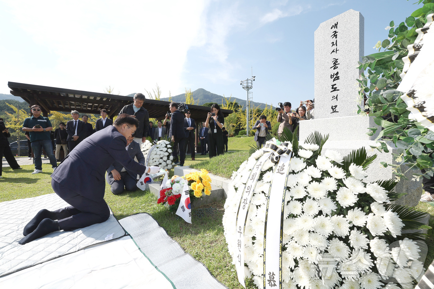 (서울=뉴스1) = 우원식 국회의장이 1일 대전시 국립대전현충원에서 홍범도 장군 묘역에 참배하고 있다. (국회의장실 제공, 재판매 및 DB금지) 2025.10.1/뉴스1