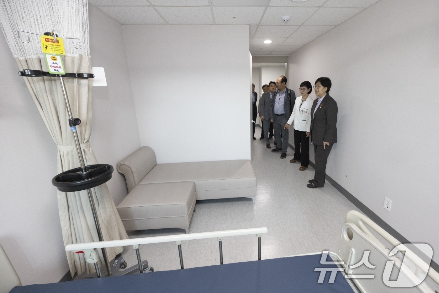 (서울=뉴스1) = 정은경 보건복지부 장관이 1일 '2025 APEC 정상회의'가 열리는 경주 화백컨벤션센터(HICO)와 동국대학교경주병원을 방문해 응급의료체계 준비 상황을 점검하 …