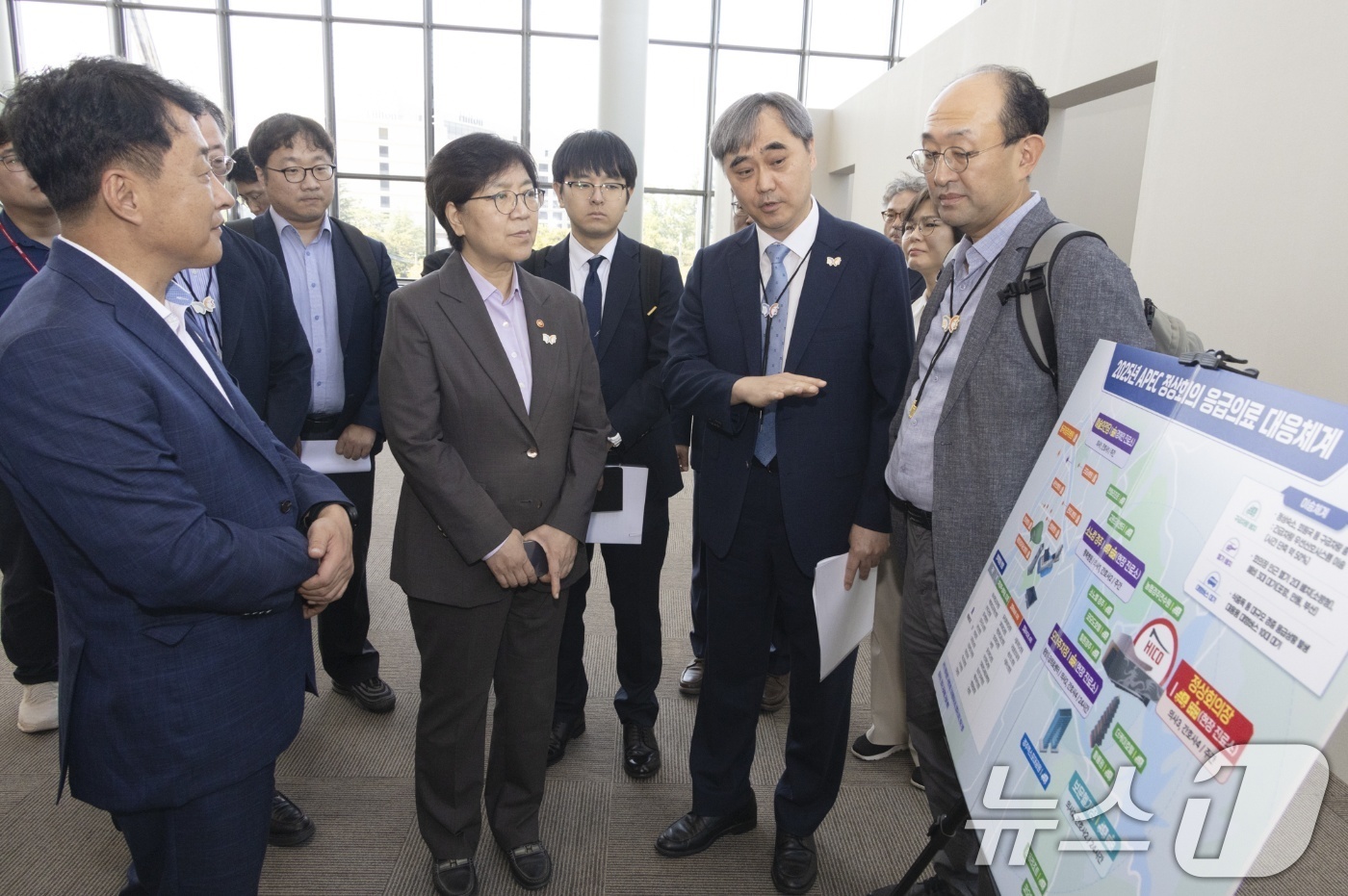 (서울=뉴스1) = 정은경 보건복지부 장관이 1일 '2025 APEC 정상회의'가 열리는 경주 화백컨벤션센터(HICO)와 동국대학교경주병원을 방문해 응급의료체계 준비 상황을 점검하 …