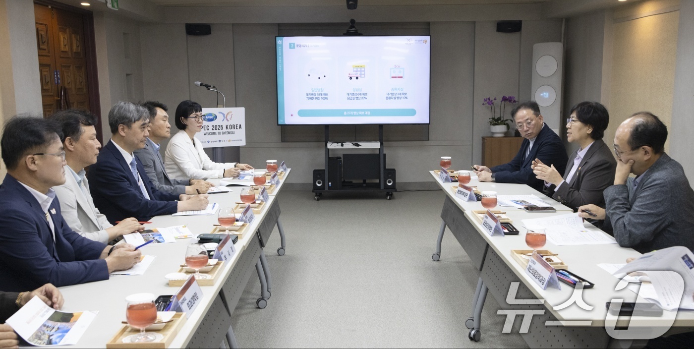 (서울=뉴스1) = 정은경 보건복지부 장관이 1일 '2025 APEC 정상회의'가 열리는 경주 화백컨벤션센터(HICO)와 동국대학교경주병원을 방문해 응급의료체계 준비 상황을 점검하 …