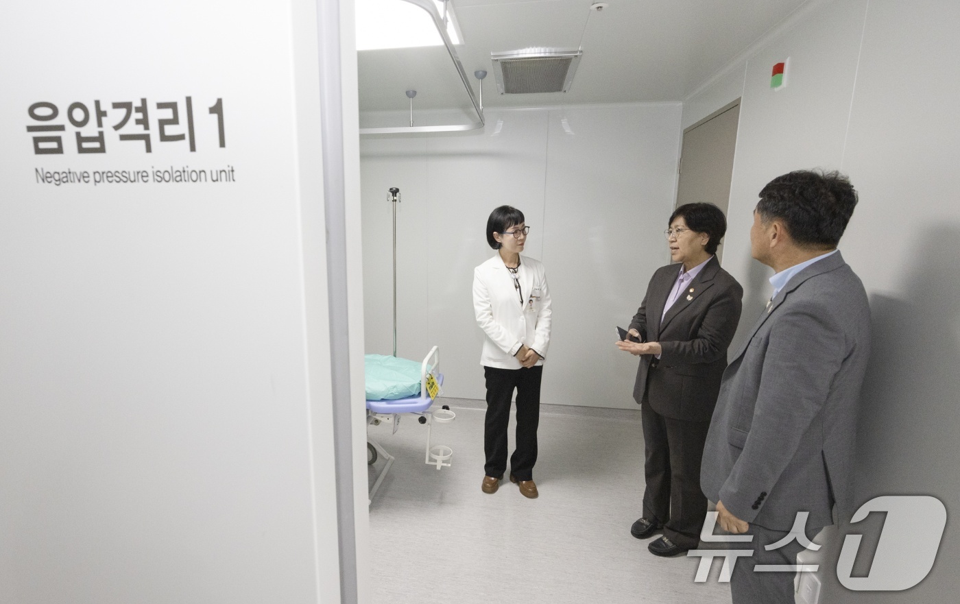 (서울=뉴스1) = 정은경 보건복지부 장관이 1일 '2025 APEC 정상회의'가 열리는 경주 화백컨벤션센터(HICO)와 동국대학교경주병원을 방문해 응급의료체계 준비 상황을 점검하 …