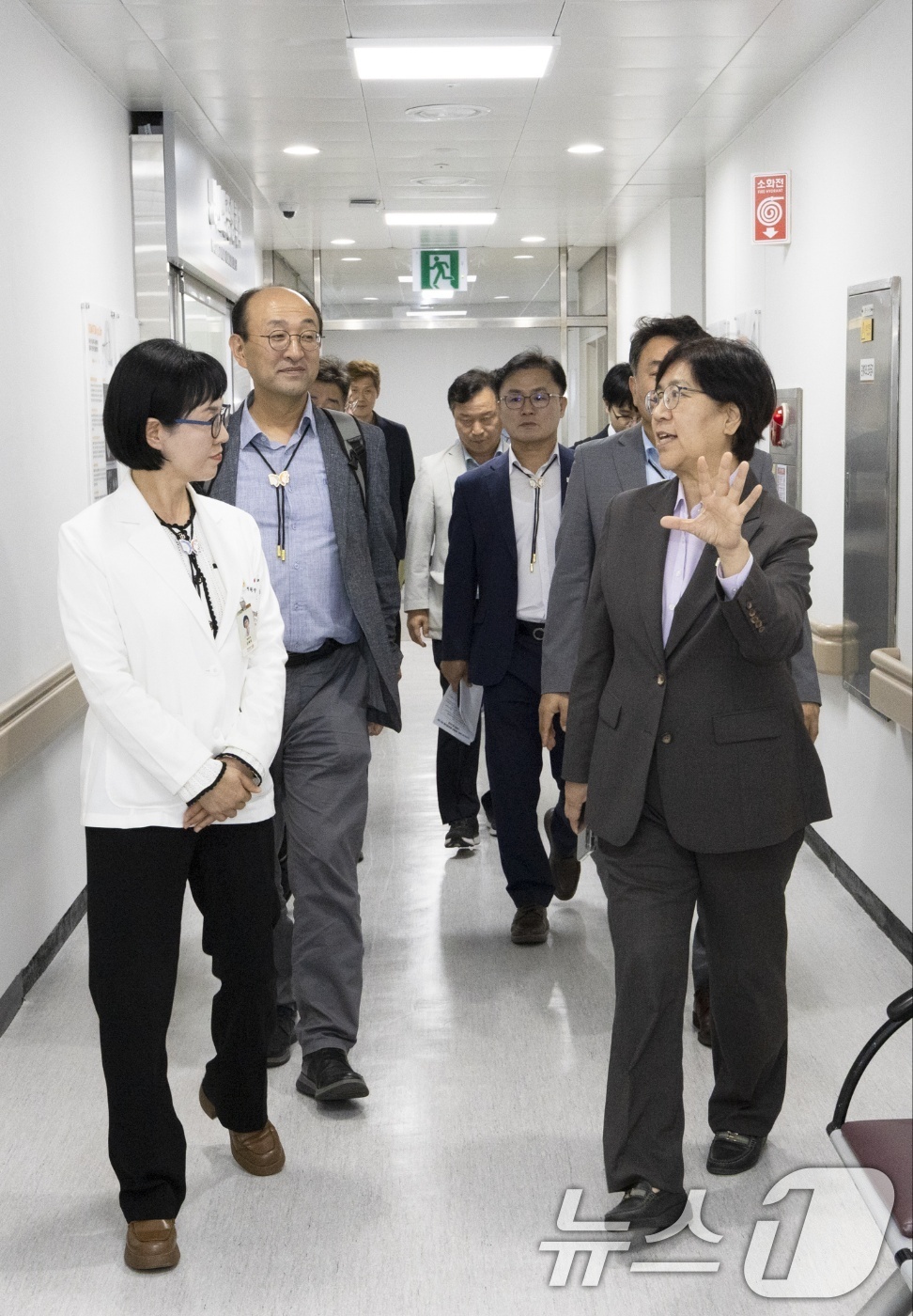 (서울=뉴스1) = 정은경 보건복지부 장관이 1일 '2025 APEC 정상회의'가 열리는 경주 화백컨벤션센터(HICO)와 동국대학교경주병원을 방문해 응급의료체계 준비 상황을 점검하 …