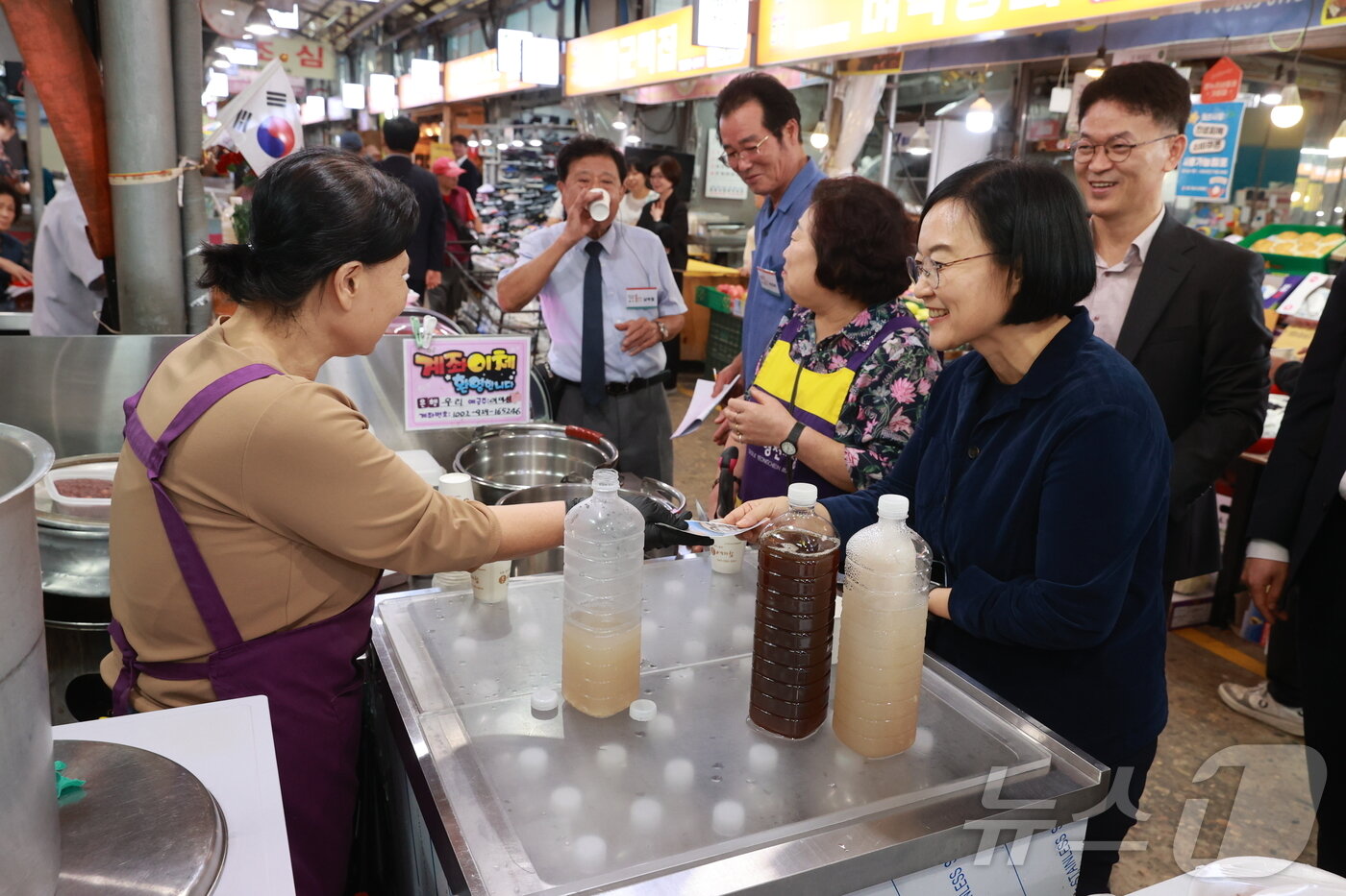 본문 이미지 - 한성숙 중소벤처기업부 장관이 지난달 1일 서울 서대문구 독립문 영천시장을 방문해 물건을 구입하고 상인들을 격려하고 있다. &#40;중소벤처기업부 제공. 재판매 및 DB금지&#41; ⓒ News1 장시온 기자