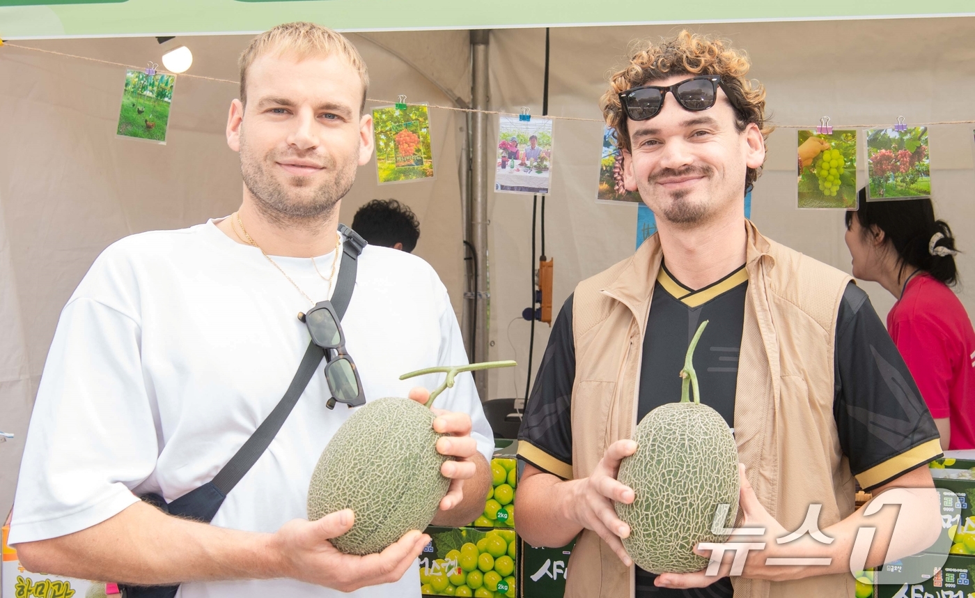 (구미=뉴스1) 정우용 기자 = 1일 서울광장에서 열린 '구미 로컬푸드 페스타'에 참여한 외국인들이 구미에서 생산된 메론을 들고 기념사진을 찍고 있다. (구미시 제공. 재판매 및 …