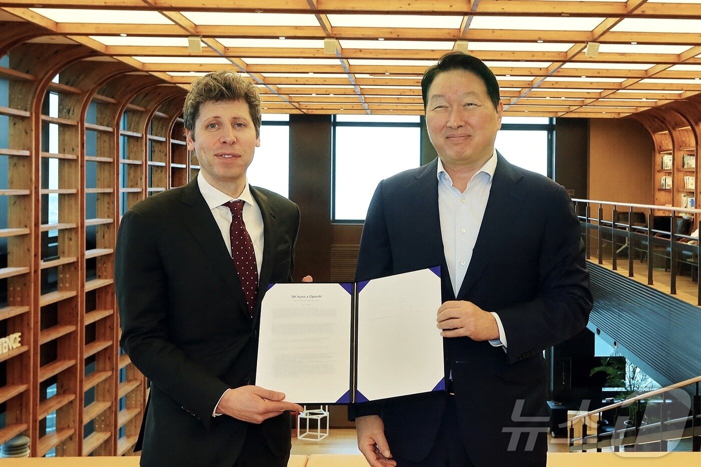 본문 이미지 - 최태원 SK그룹 회장&#40;오른쪽&#41;과 샘 올트먼 오픈AI 최고경영자&#40;CEO&#41;가 1일 서울 종로구 SK서린빌딩에서 메모리 공급 의향서&#40;Memory Supply LOI&#41; 및 서남권 AI 데이터센터 협력에 관한 양해각서&#40;MOU&#41;를 체결한 뒤 기념 촬영을 하고 있다.&#40;SK그룹 제공&#41; ⓒ News1 최동현 기자