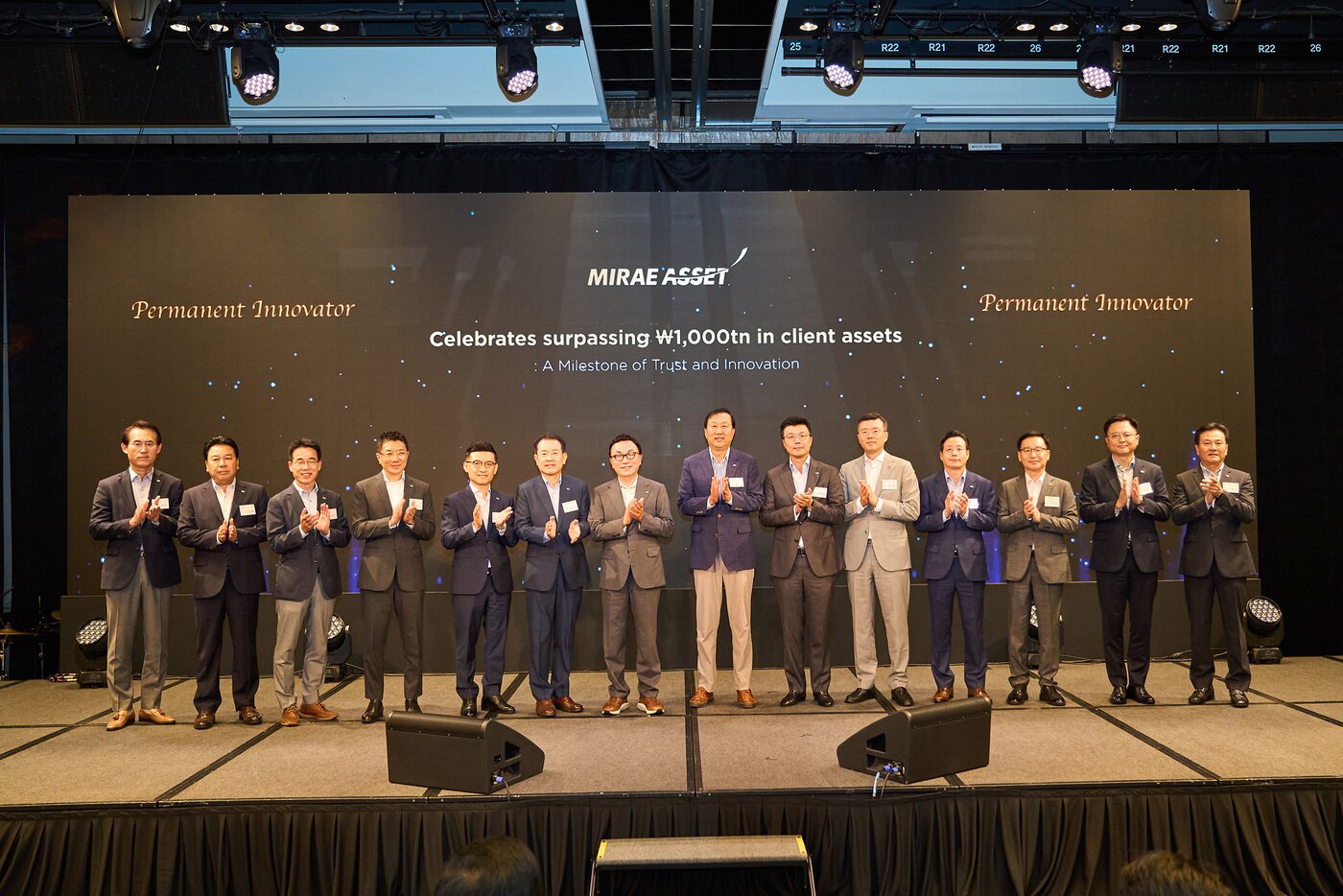 본문 이미지 - 미래에셋그룹이 고객자산 1000조 원을 달성한 것을 기념하며 행사를 개최한 가운데, &#40;왼쪽에서 7번째&#41; 박현주 회장, &#40;왼쪽에서 5번째&#41; 김미섭 부회장, &#40;오른쪽에서 4번째&#41; 허선호 부회장 등 참석자들이 사진 촬영을 하고 있다.