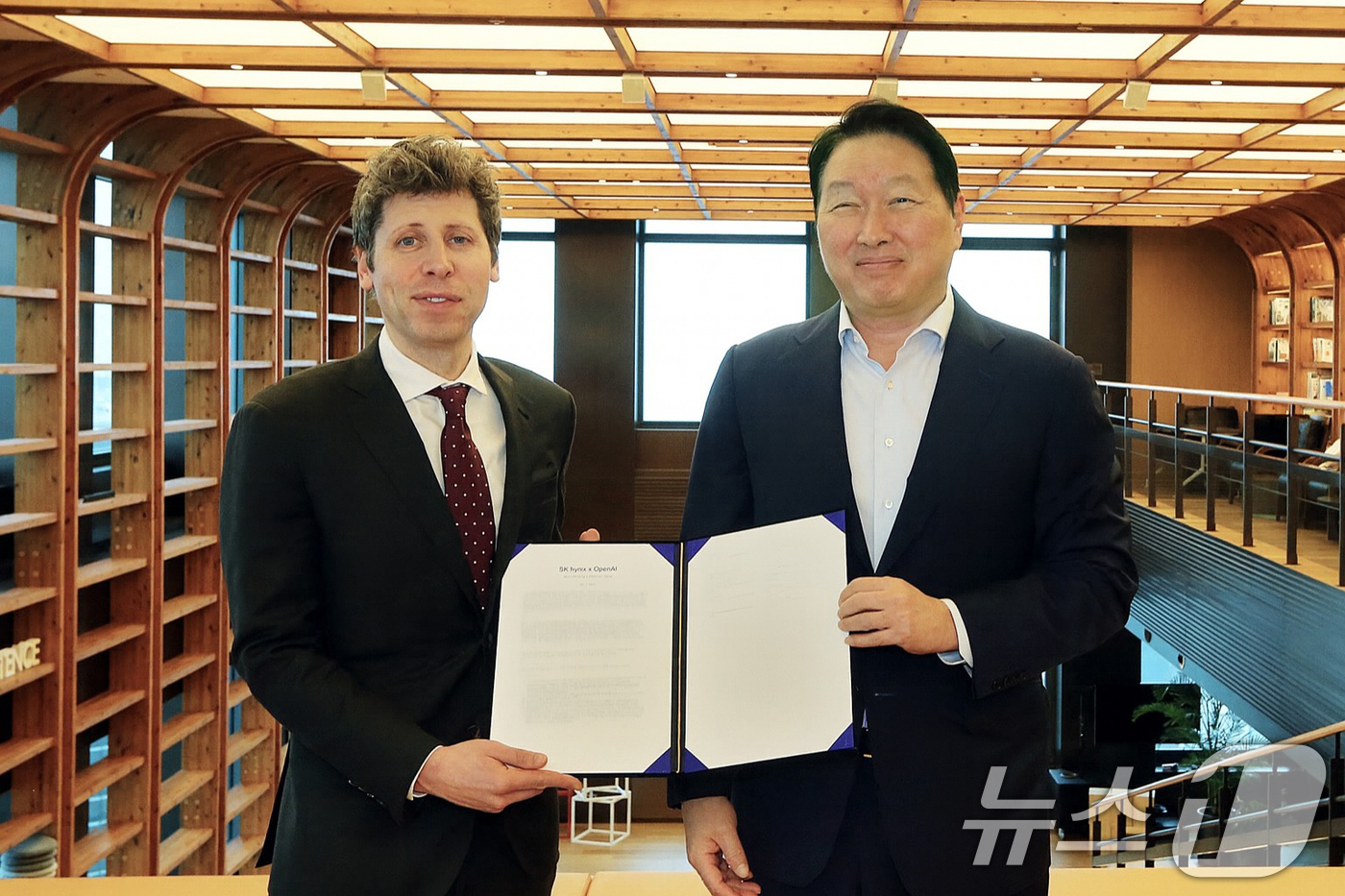 (서울=뉴스1) = 최태원 SK그룹 회장과 샘 올트먼 오픈AI 최고경영자(CEO)가 1일 서울 종로구 SK서린빌딩에서 메모리 공급 의향서(Memory Supply LOI) 및 서남 …
