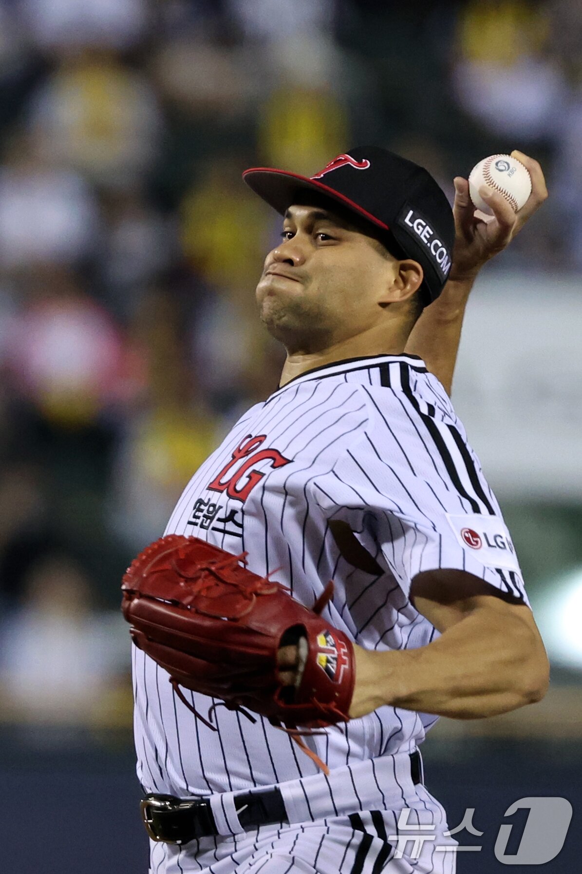 본문 이미지 - 1일 오후 서울 송파구 잠실야구장에서 열린 프로야구 2025 신한 SOL 뱅크 KBO 리그 NC 다이노스와 LG 트윈스의 경기에서 LG 선발 치리노스가 역투하고 있다. 2025.10.1/뉴스1 ⓒ News1 황기선 기자