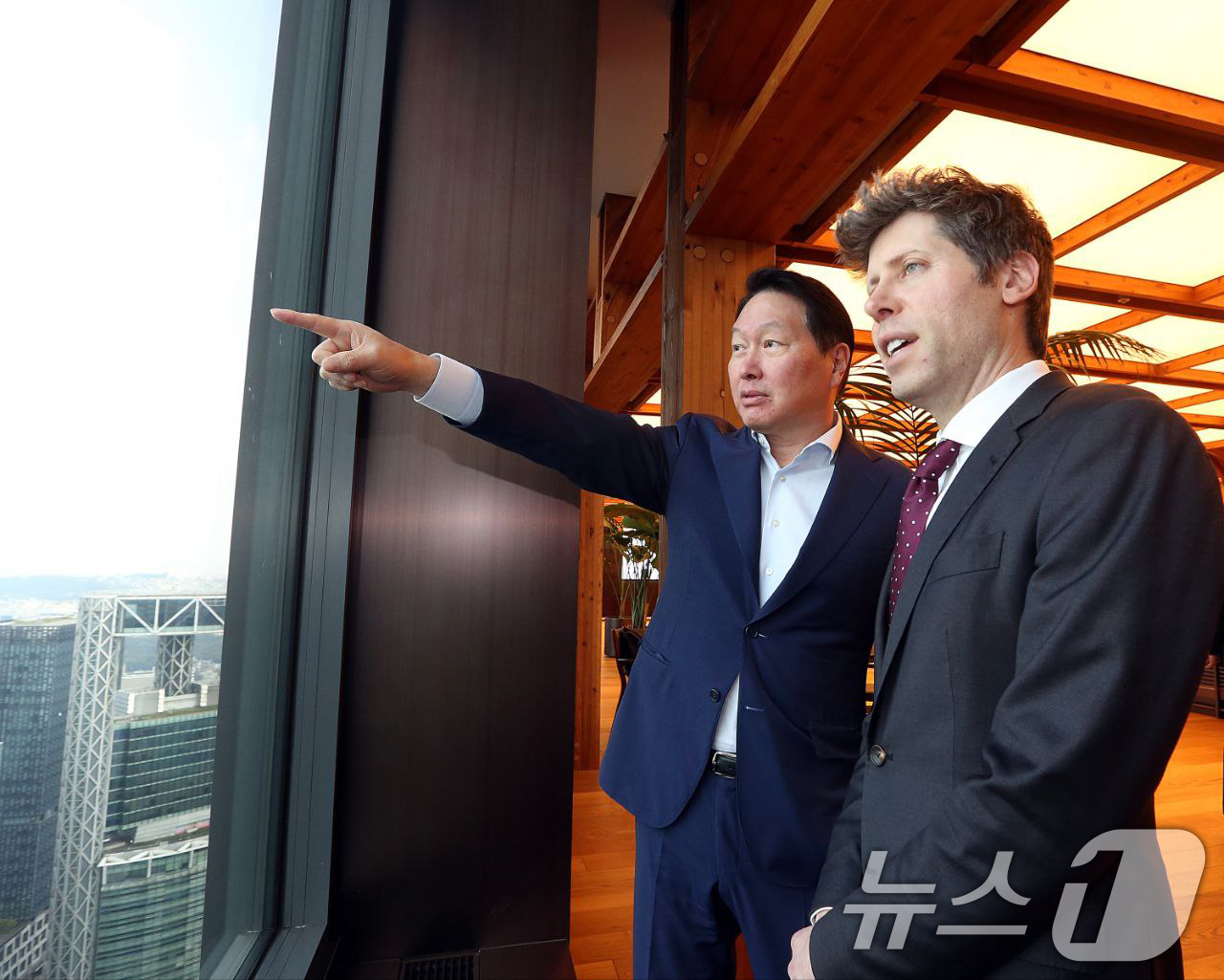 (서울=뉴스1) = 최태원 SK그룹 회장과 샘 올트먼 오픈AI 최고경영자(CEO)가 1일 서울 종로구 SK서린빌딩에서 창밖을 보며 대화하고 있다. (SK그룹 제공. 재판매 및 DB …
