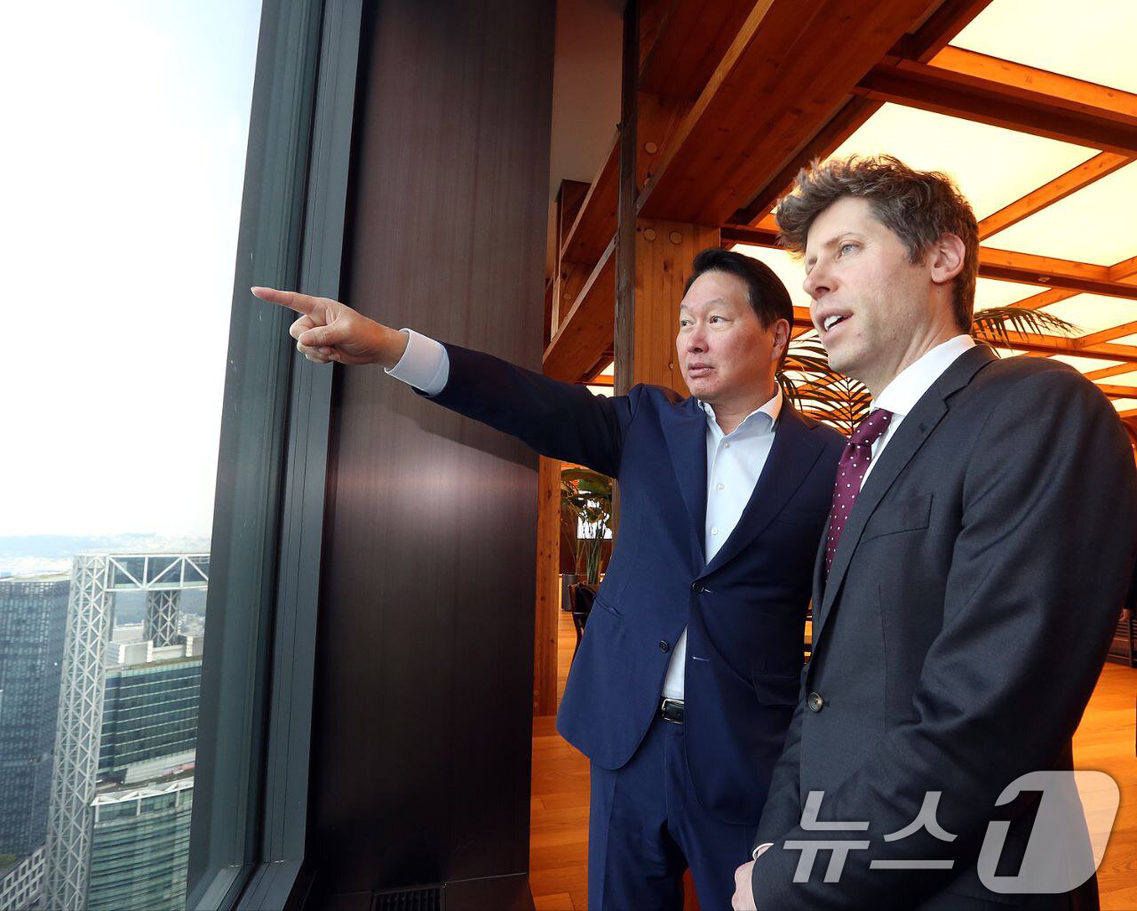 본문 이미지 - 최태원 SK그룹 회장과 샘 올트먼 오픈AI 최고경영자&#40;CEO&#41;가 1일 서울 종로구 SK서린빌딩에서 창밖을 보며 대화하고 있다. &#40;SK그룹 제공. 재판매 및 DB 금지&#41; 2025.10.1/뉴스1