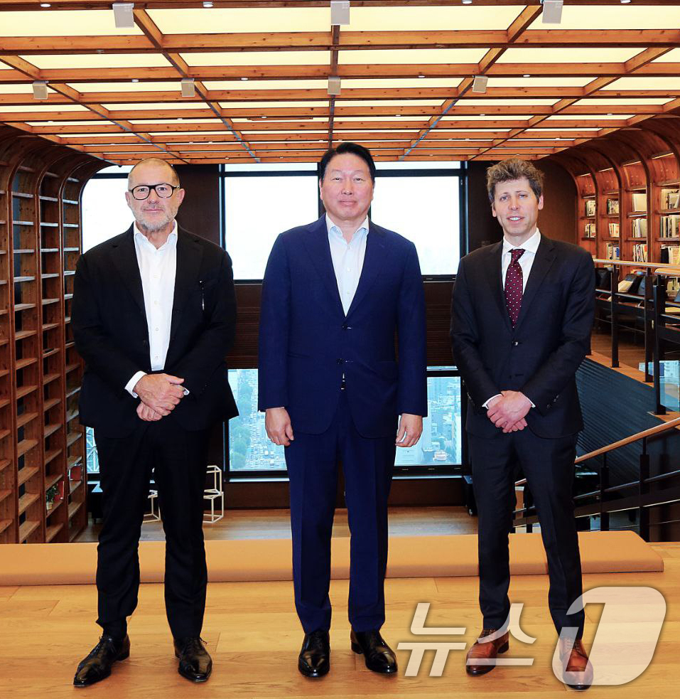 (서울=뉴스1) = 최태원 SK 그룹 회장(가운데)과 샘 올트먼 오픈AI 최고경영자(오른쪽), 조나단 아이브 오픈AI 크리에이티브 헤드 (Creative Head) (왼쪽)가 1일 …