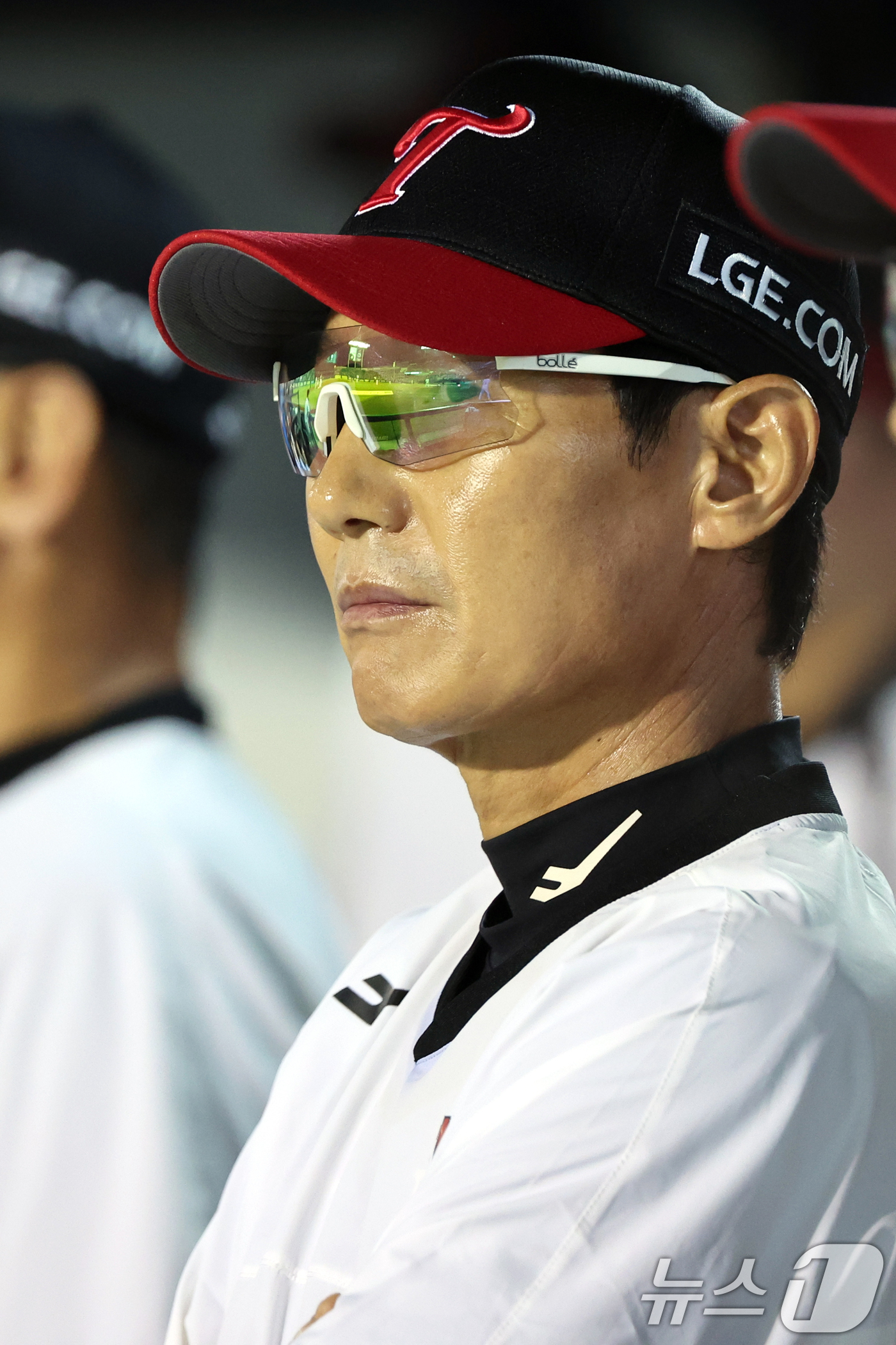 (서울=뉴스1) 황기선 기자 = 1일 오후 서울 송파구 잠실야구장에서 열린 프로야구 2025 신한 SOL 뱅크 KBO 리그 NC 다이노스와 LG 트윈스의 경기에서 LG 염경엽 감독 …