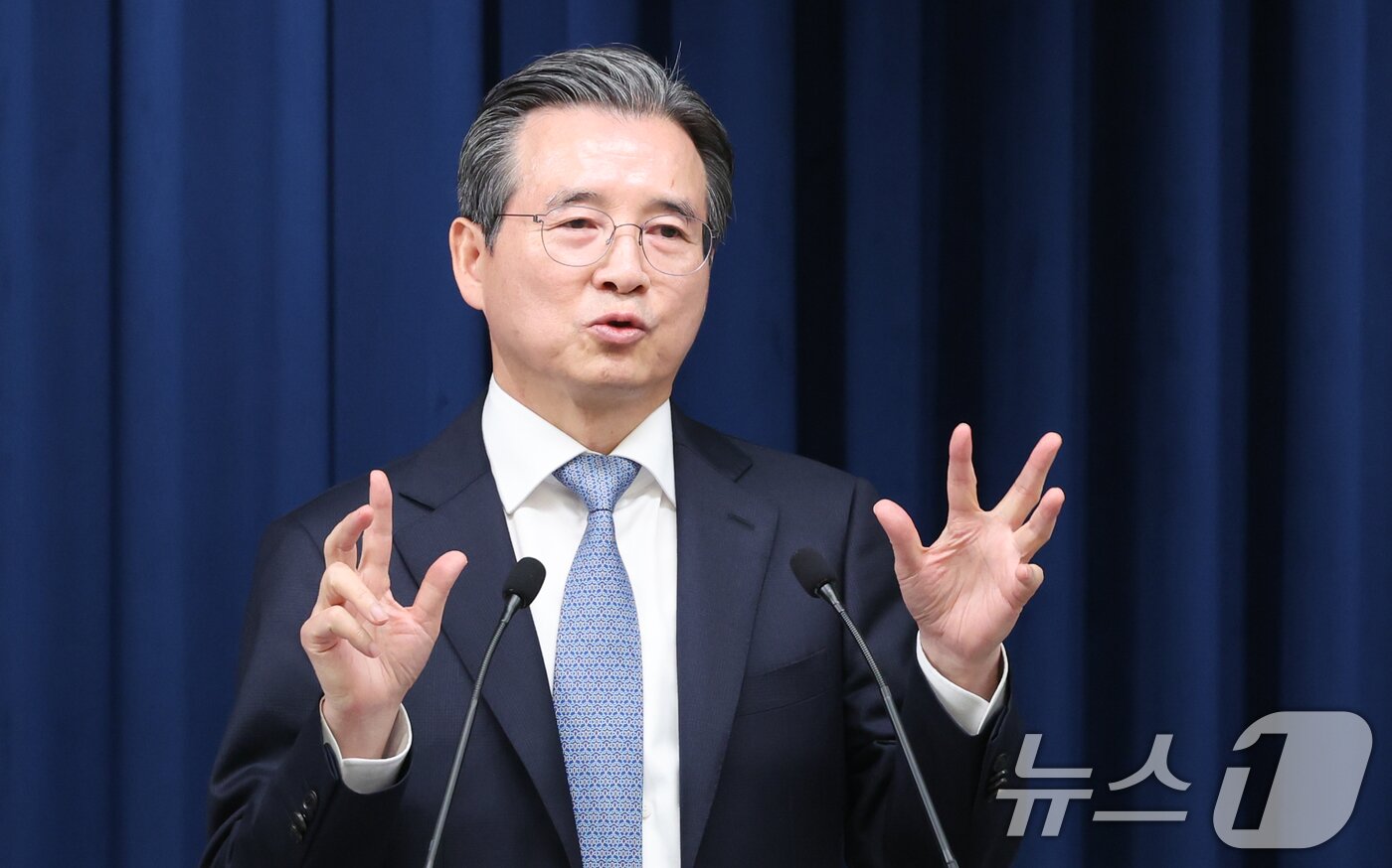 본문 이미지 - 김용범 정책실장이 1일 서울 용산 대통령실 청사에서 샘 올트먼 오픈AI CEO 접견 관련 브리핑을 하고 있다. 2025.10.1/뉴스1 ⓒ News1 허경 기자