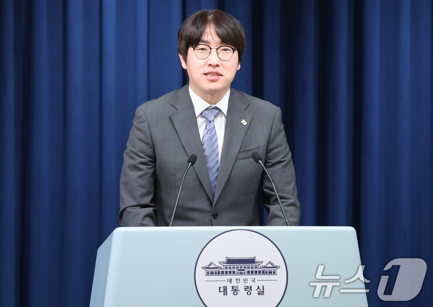 (서울=뉴스1) 허경 기자 = 하정우 AI미래기획수석이 1일 서울 용산 대통령실 청사에서 샘 올트먼 오픈AI CEO 접견 관련 브리핑을 하고 있다. 2025.10.1/뉴스1