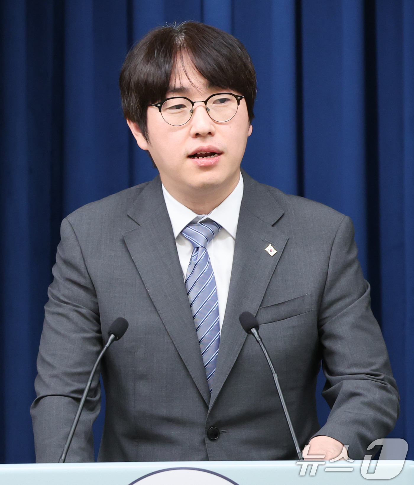 (서울=뉴스1) 허경 기자 = 하정우 AI미래기획수석이 1일 서울 용산 대통령실 청사에서 샘 올트먼 오픈AI CEO 접견 관련 브리핑을 하고 있다. 2025.10.1/뉴스1