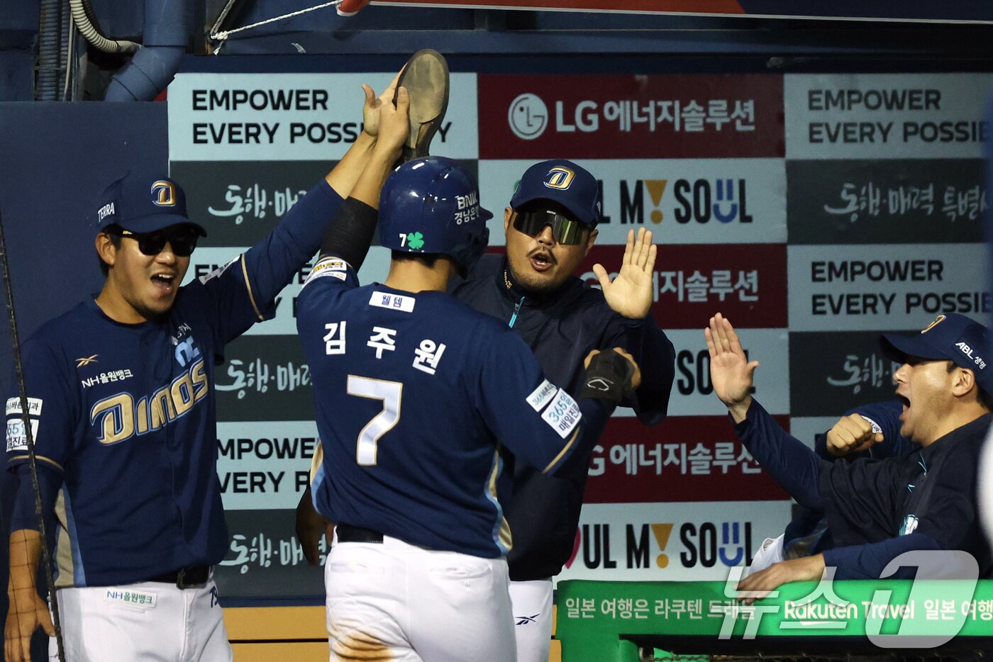 본문 이미지 - 이호준 감독(왼쪽에서 세 번째)과 NC 다이노스 선수단. 2025.10.1/뉴스1 ⓒ News1 황기선 기자