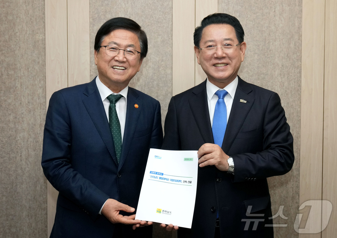 (무안=뉴스1) 전원 기자 = 김영록 전라남도지사가 1일 세종에서 최교진 교육부 장관과 면담을 갖고 전라남도 통합대학교 국립의대 신속 신설 등 전남도 핵심사업 해결을 위한 건의 및 …