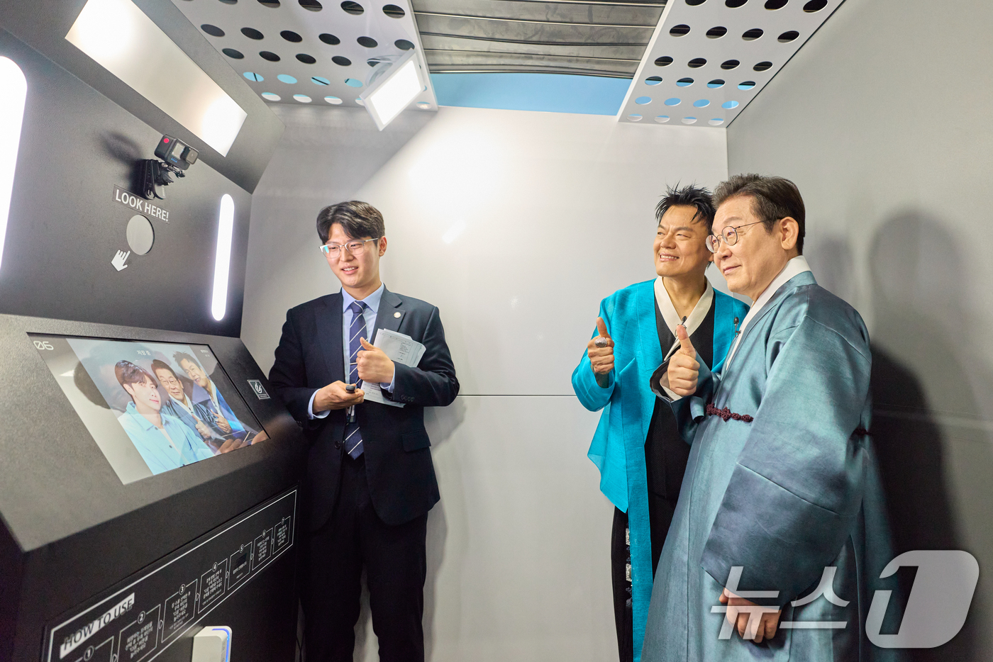 (서울=뉴스1) 허경 기자 = 이재명 대통령이 1일 경기 고양시 킨텍스에서 열린 대중문화교류위원회 출범식에서 박진영 대중문화교류위 공동위원장과 기념촬영을 하고 있다. (대통령실 제 …