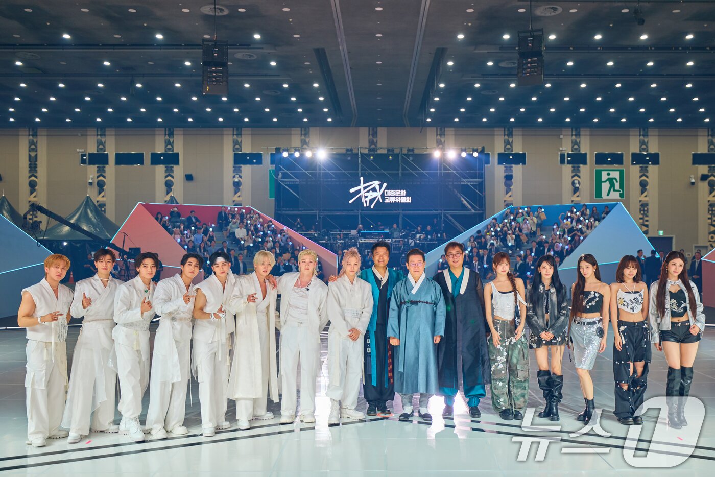 본문 이미지 - 이재명 대통령이 지난 1일 그룹 르세라핌, 스트레이 키즈와 기념촬영을 한 모습. &#40;대통령실 제공. 재판매 및 DB 금지&#41; 2025.10.1/뉴스1 ⓒ News1 허경 기자