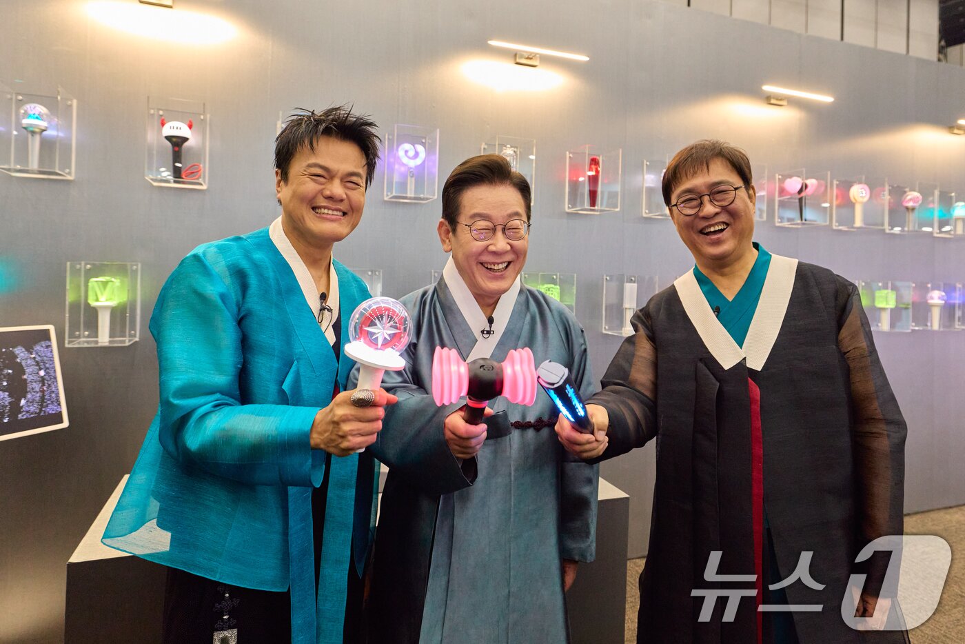 본문 이미지 - 박진영 대중문화교류위원회 공동위원장, 이재명 대통령, 최휘영 문화체육관광부 장관. (대통령실 제공. 재판매 및 DB 금지) / 뉴스1 