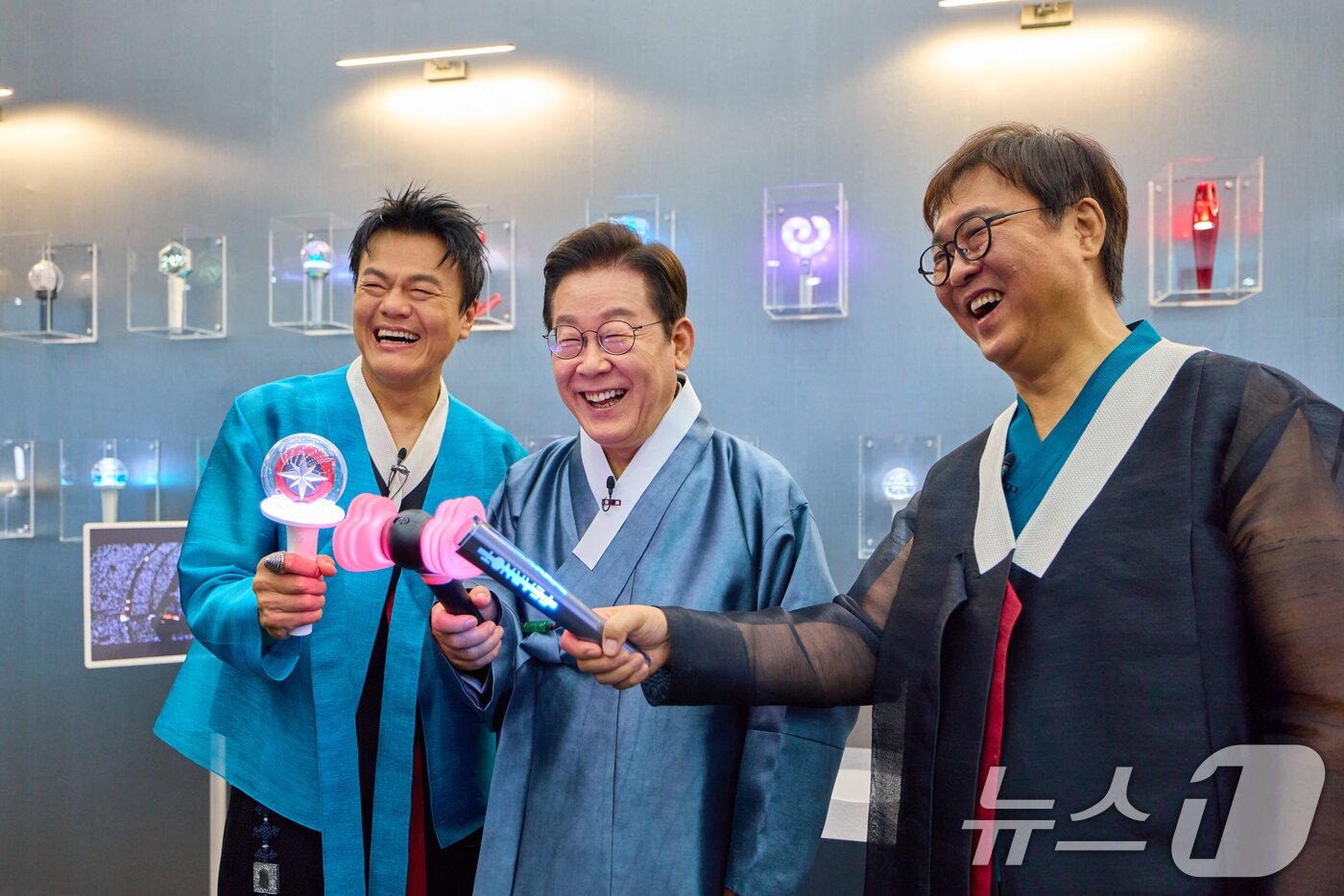 본문 이미지 - 이재명 대통령이 1일 경기 고양시 킨텍스에서 열린 대중문화교류위원회 출범식 K컬처 체험존에서 블랙핑크 응원봉 점등을 하고 있다. 왼쪽부터 박진영 대중문화교류위원회 공동위원장, 이 대통령, 최휘영 문화체육관광부 장관. (대통령실 제공. 재판매 및 DB 금지) 2025.10.1/뉴스1 ⓒ News1 허경 기자