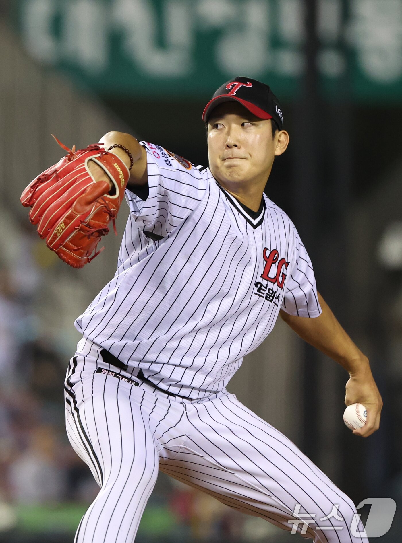 본문 이미지 - 1일 오후 서울 송파구 잠실야구장에서 열린 프로야구 2025 신한 SOL 뱅크 KBO 리그 NC 다이노스와 LG 트윈스의 경기 5회초 LG 교체투수 손주영이 역투하고 있다. 2025.10.1/뉴스1 ⓒ News1 황기선 기자