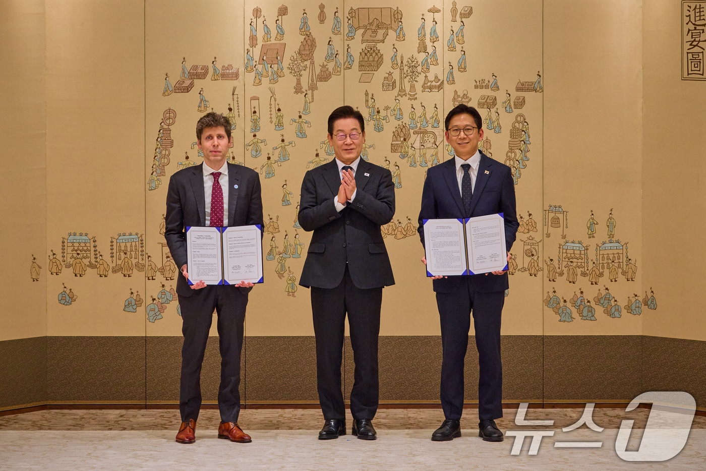 (서울=뉴스1) 허경 기자 = 이재명 대통령이 1일 서울 용산 대통령실 청사에서 우리나라 AI 대전환 및 AI 생태계 조성 가속화를 위한 과학기술정보통신부와 오픈AI 간 MOU 체 …