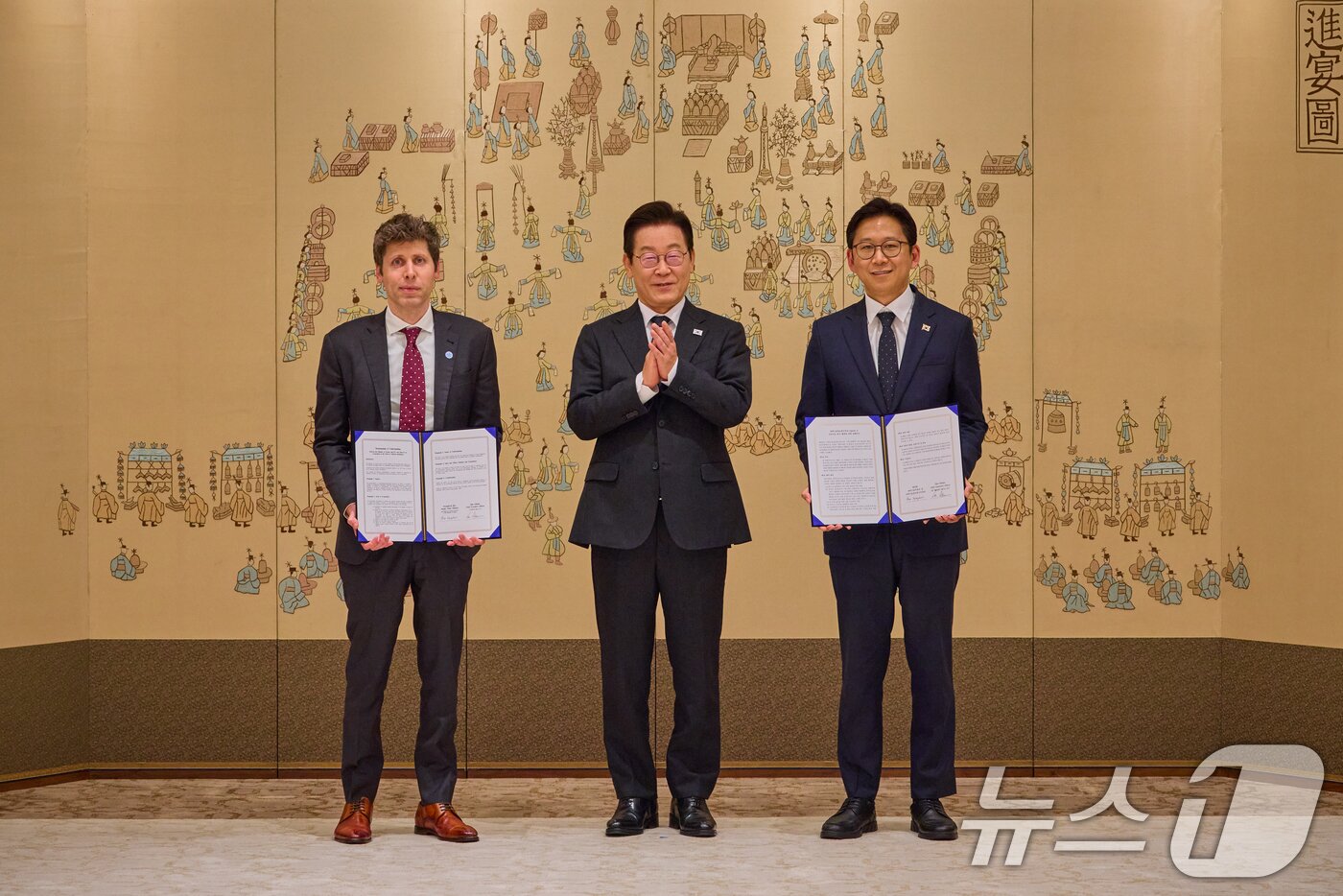 본문 이미지 - 이재명 대통령이 1일 서울 용산 대통령실 청사에서 우리나라 AI 대전환 및 AI 생태계 조성 가속화를 위한 과학기술정보통신부와 오픈AI 간 MOU 체결 후 기념촬영을 하고 있다. 왼쪽부터 샘 알트만 오픈AI 대표, 이 대통령, 배경훈 과학기술정보통신부 장관. &#40;대통령실 제공. 재판매 및 DB 금지&#41; 2025.10.1/뉴스1 ⓒ News1 허경 기자