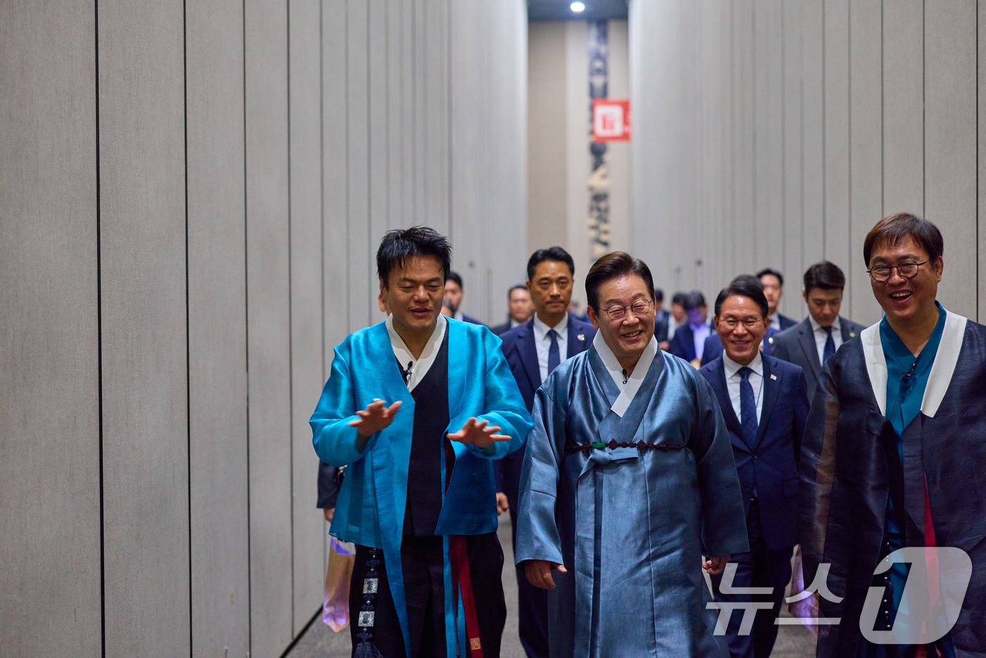 (서울=뉴스1) 허경 기자 = 이재명 대통령이 1일 경기 고양시 킨텍스에서 열린 대중문화교류위원회 출범식에서 K컬처 체험존 전시물을 관람하고 있다. 왼쪽부터 박진영 대중문화교류위원 …