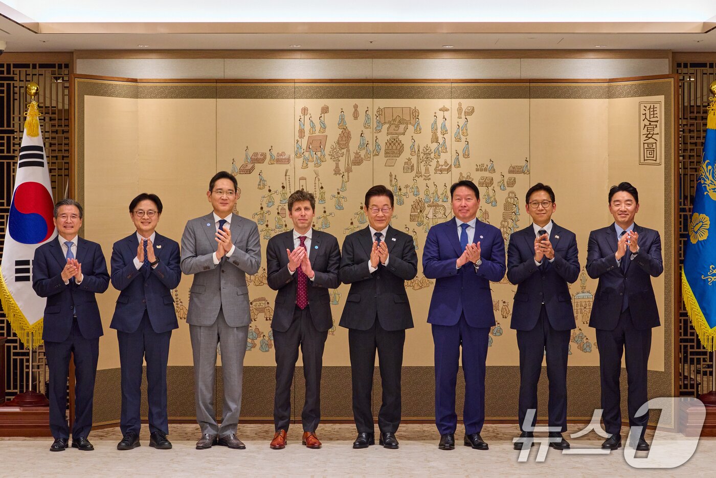 본문 이미지 - 이재명 대통령이 1일 서울 용산 대통령실 청사에서 우리나라 AI 대전환 및 AI 생태계 조성 가속화를 위한 과학기술정보통신부와 오픈AI 간 MOU 체결 후 기념촬영을 하고 있다. 왼쪽부터 김용범 정책실장, 김정관 산업통상부 장관, 이재용 삼성전자 회장, 샘 알트만 오픈AI 대표, 이 대통령, 최태원 SK 대표이사 회장, 배경훈 과학기술정보통신부 장관, 강훈식 비서실장. &#40;대통령실 제공. 재판매 및 DB 금지&#41; 2025.10.1/뉴스1 ⓒ News1 허경 기자