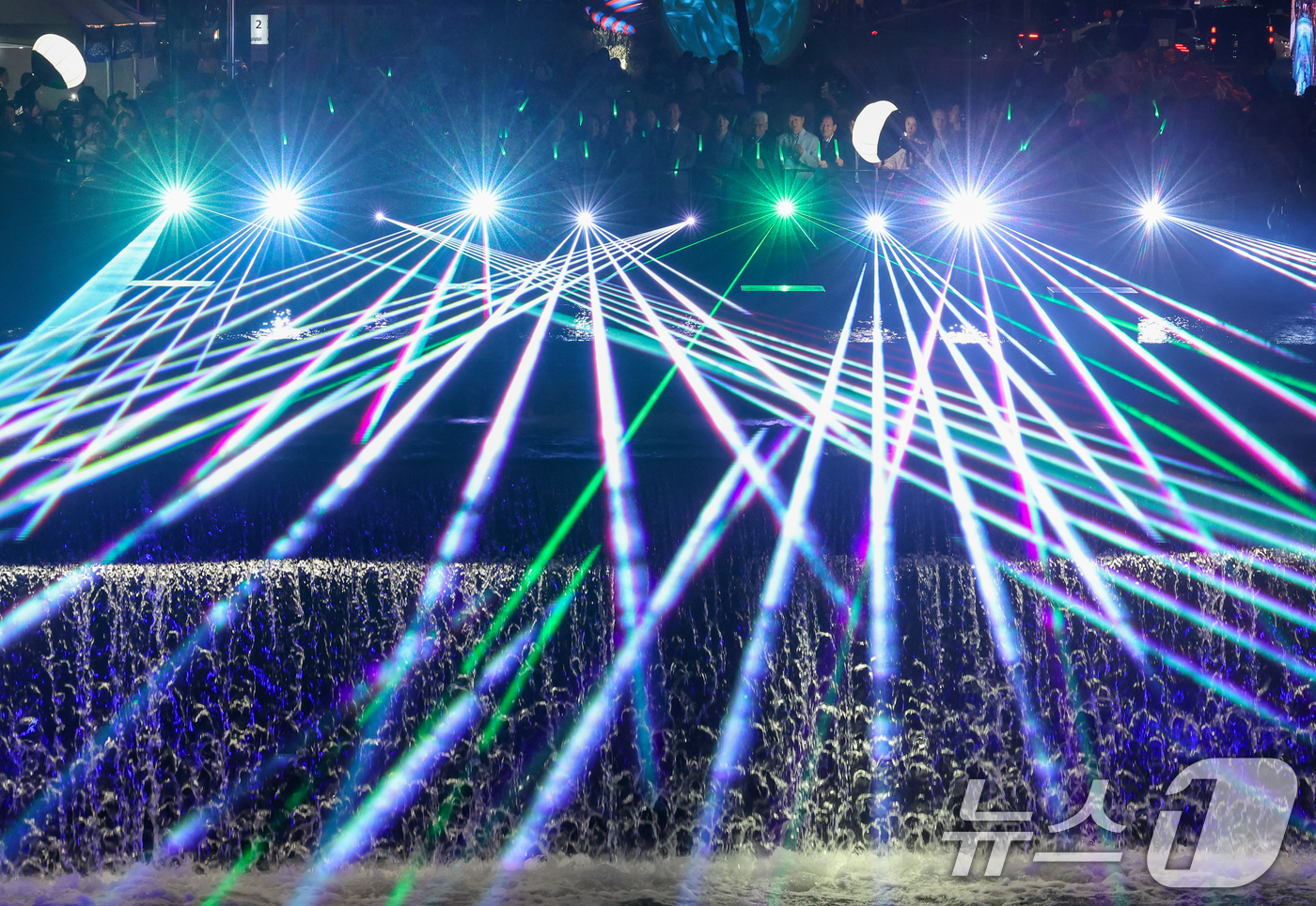 (서울=뉴스1) 안은나 기자 = 1일 오후 서울 중구 청계광장에서 열린 청계천 복원 20주년 기념식에서 오세훈 서울시장과 이명박 전 대통령 등 내빈들이 레이저 아트 점등을 하고 있 …