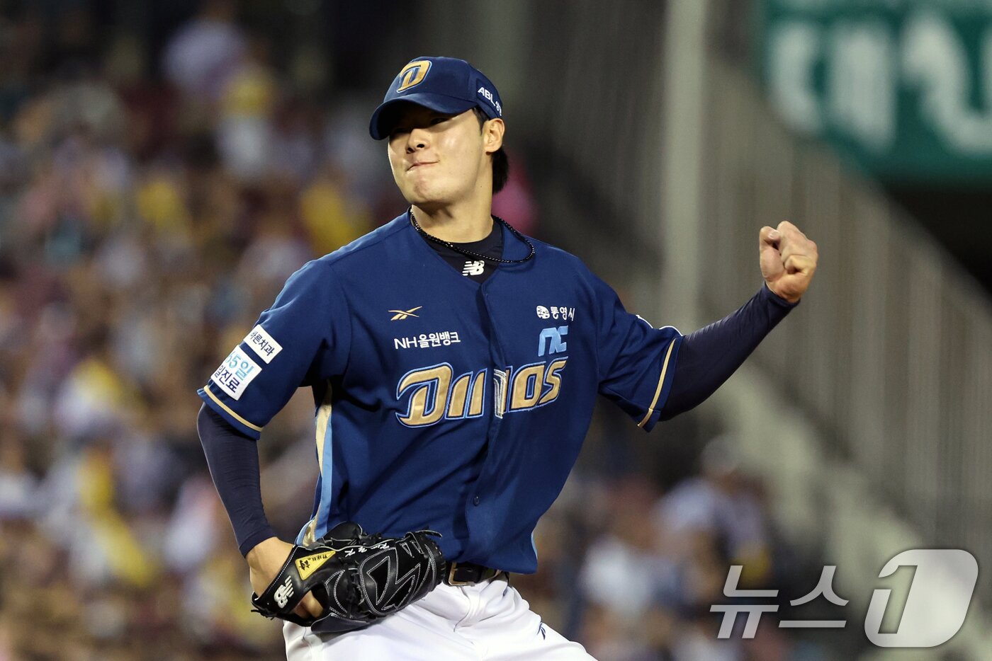 본문 이미지 - 1일 오후 서울 송파구 잠실야구장에서 열린 프로야구 2025 신한 SOL 뱅크 KBO 리그 NC 다이노스와 LG 트윈스의 경기 4회말 2사 주자없는 상황에서 NC 김영규가 문보경을 삼진 아웃 잡은 후 기뻐하고 있다. 2025.10.1/뉴스1 ⓒ News1 황기선 기자