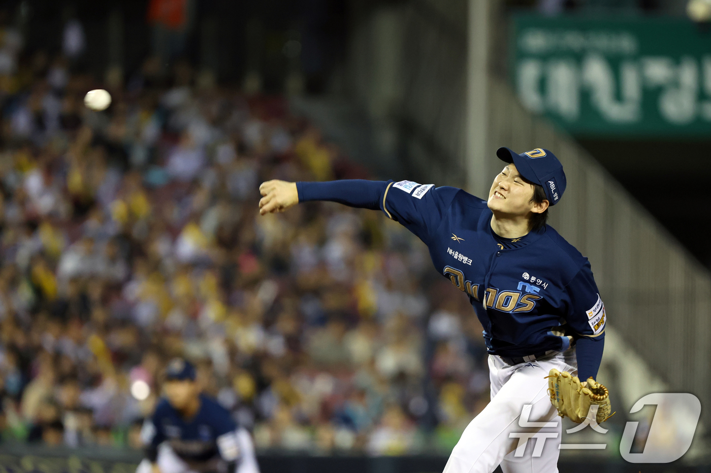 (서울=뉴스1) 황기선 기자 = 1일 오후 서울 송파구 잠실야구장에서 열린 프로야구 2025 신한 SOL 뱅크 KBO 리그 NC 다이노스와 LG 트윈스의 경기에서 NC 교체투수 전 …