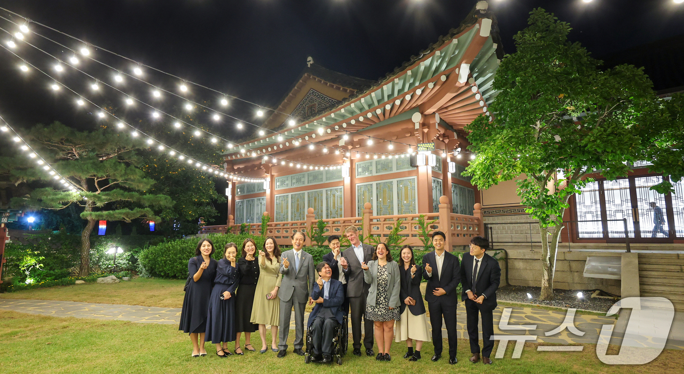 (서울=뉴스1) = 권오을 국가보훈부 장관이 1일 서울 성북구 삼청각에서 열린 국제보훈컨퍼런스 환영만찬에서 인빅터스 게임 재단 부대표 리차드 스미스와 캐롤라인 데이비스 및 주요내빈 …