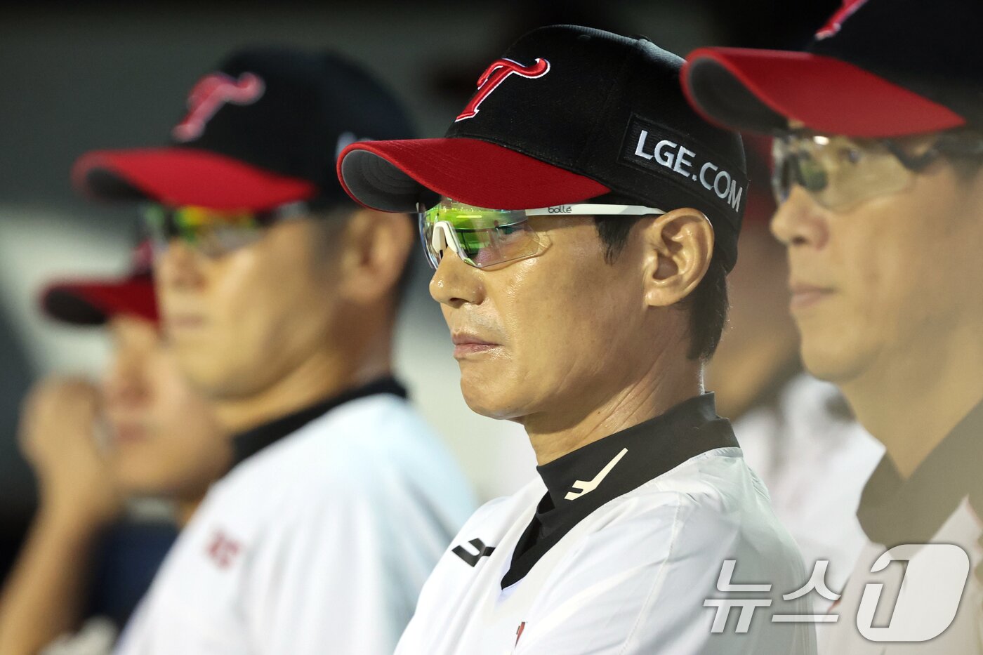 본문 이미지 - 1일 오후 서울 송파구 잠실야구장에서 열린 프로야구 2025 신한 SOL 뱅크 KBO 리그 NC 다이노스와 LG 트윈스의 경기에서 LG 염경엽 감독이 생각에 잠겨 있다. 2025.10.1/뉴스1 ⓒ News1 황기선 기자