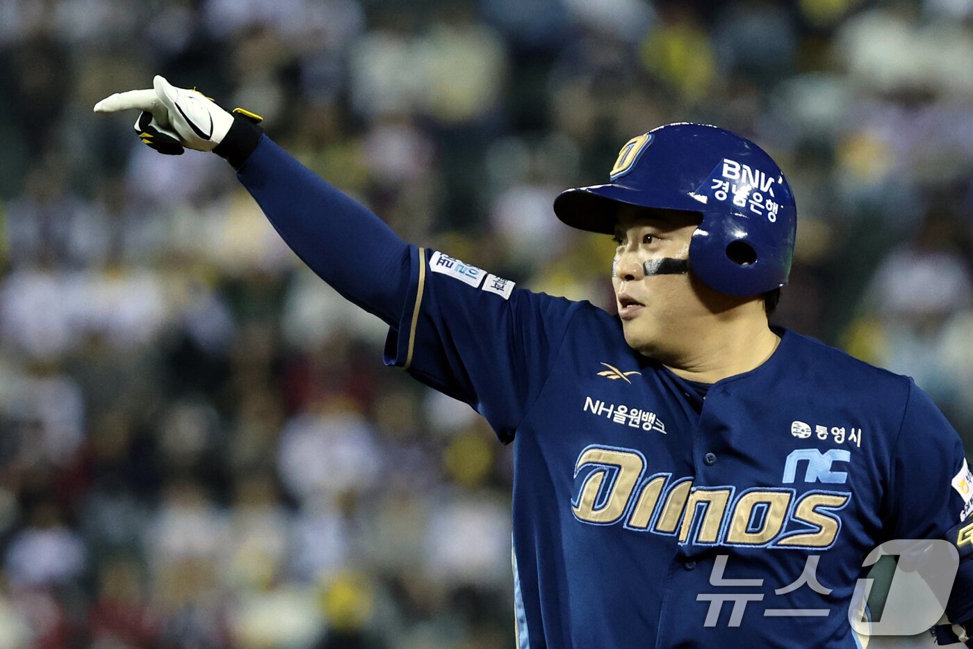 본문 이미지 - 1일 오후 서울 송파구 잠실야구장에서 열린 프로야구 2025 신한 SOL 뱅크 KBO 리그 NC 다이노스와 LG 트윈스의 경기에서 8회초 2사 2,3루 상황에서 2타점 적시타를 친 NC 권희동이 기뻐하고 있다. 2025.10.1/뉴스1 ⓒ News1 황기선 기자