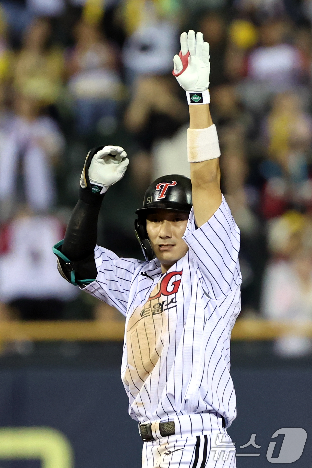 (서울=뉴스1) 황기선 기자 = 1일 오후 서울 송파구 잠실야구장에서 열린 프로야구 2025 신한 SOL 뱅크 KBO 리그 NC 다이노스와 LG 트윈스의 경기 8회말 1사 1,2루 …