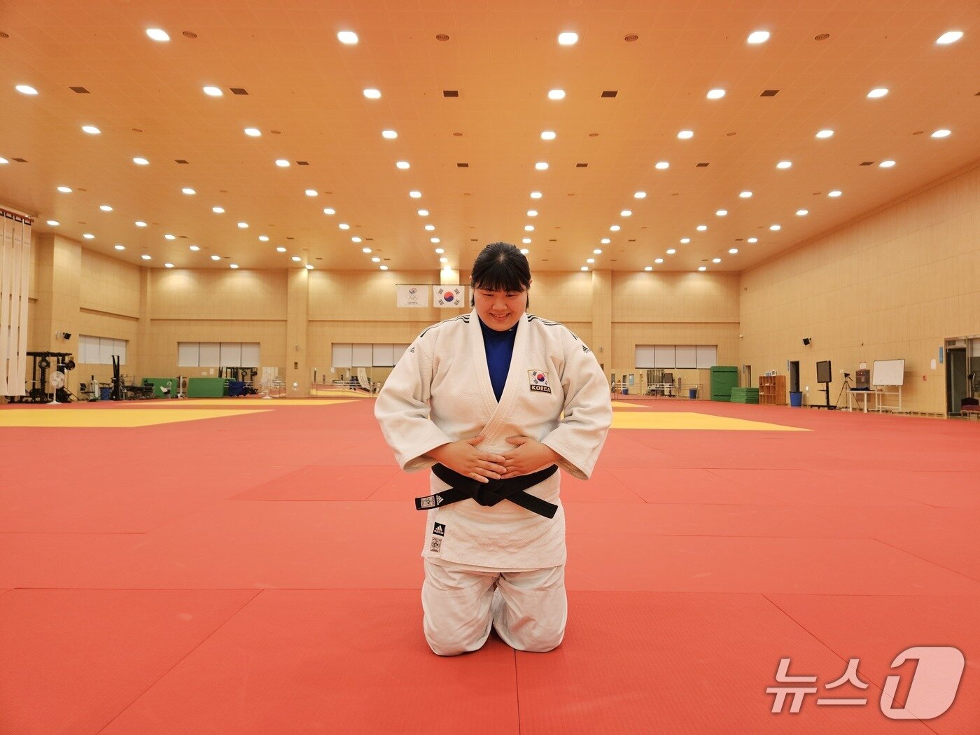 본문 이미지 - 팬들에게 명절 인사를 하는 김하윤 ⓒ News1 안영준 기자