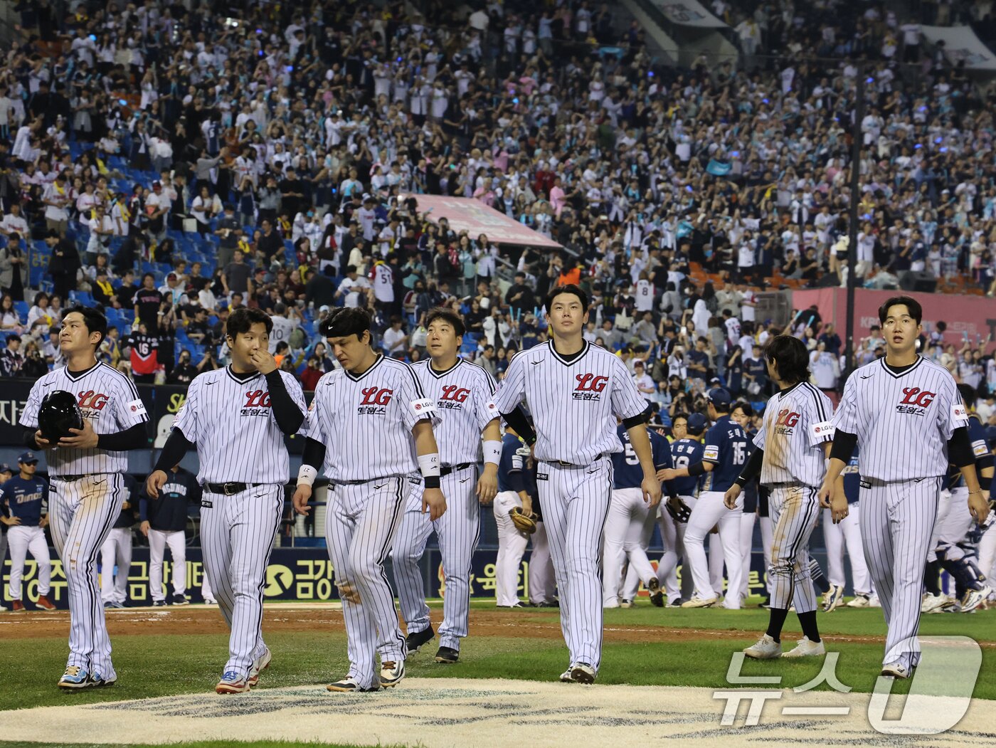 본문 이미지 - 1일 오후 서울 송파구 잠실야구장에서 열린 프로야구 2025 신한 SOL 뱅크 KBO 리그 NC 다이노스와 LG 트윈스의 경기에서 3대7로 패배한 LG 선수들이 운동장을 나서고 있다. 2025.10.1/뉴스1 ⓒ News1 황기선 기자