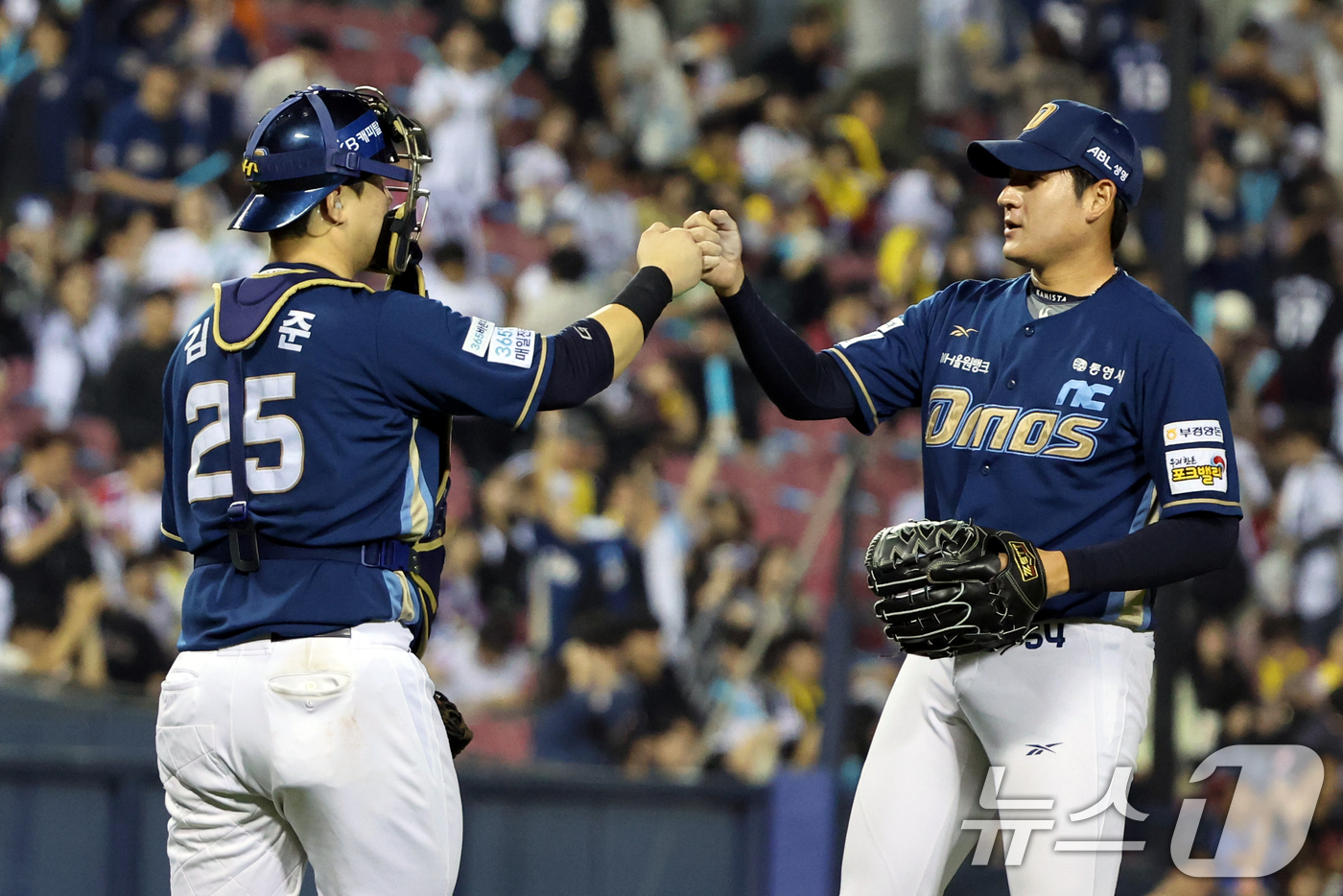 (서울=뉴스1) 황기선 기자 = 1일 오후 서울 송파구 잠실야구장에서 열린 프로야구 2025 신한 SOL 뱅크 KBO 리그 NC 다이노스와 LG 트윈스의 경기에서 7대3으로 승리한 …